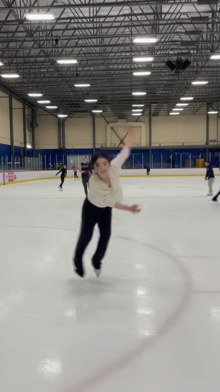 Megan Yimのインスタグラム：「Some ✨chaotic energy✨ with SUPER SHY by New Jeans🌈✨🐰💗💪🏻   choreography: @megan.yim (minus the first three movements from the original choreo😝) music: @newjeans_official  videography: @belvinamoo my loveeee💗✨」