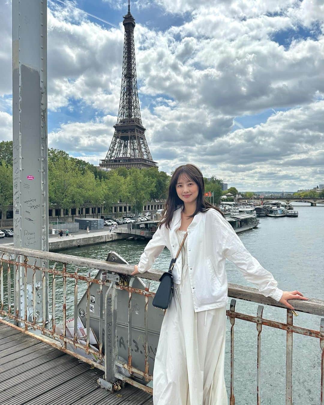 熊江琉唯さんのインスタグラム写真 - (熊江琉唯Instagram)「みんなでエッフェル塔見れて感動✨✨  キレイだったー🥺💙💙💙  パリに行く前は、エッフェル塔って東京タワーと似てるかなーって思ってたけど実際見てみたら雰囲気全然違った！  どっちも素敵☺️  #パリ #paris #France #エッフェル塔 #旅行 #フランス #フランス旅行 #家族旅行 #🇫🇷 #🗼#✈️」7月23日 5時29分 - ruikumae
