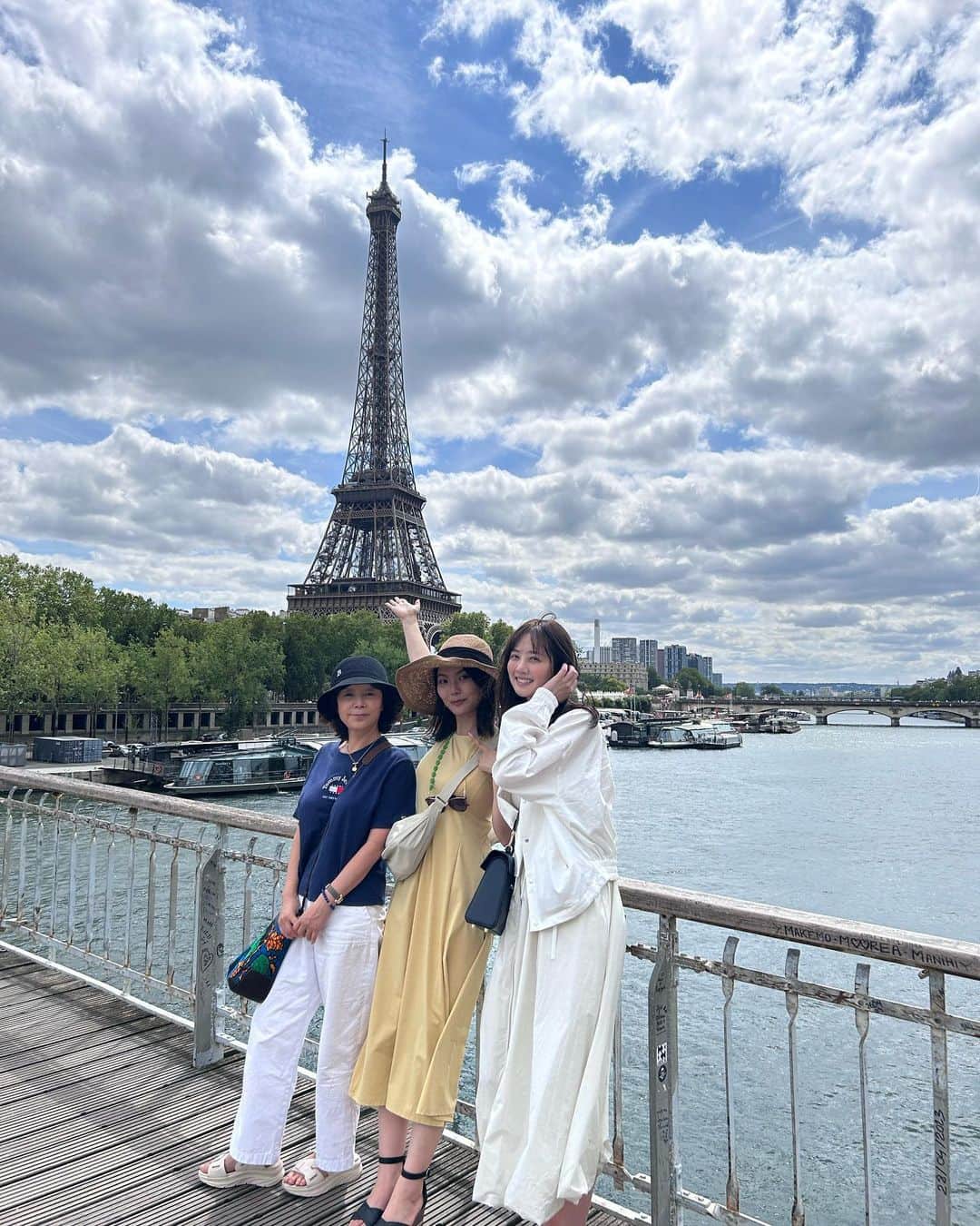 熊江琉唯さんのインスタグラム写真 - (熊江琉唯Instagram)「みんなでエッフェル塔見れて感動✨✨  キレイだったー🥺💙💙💙  パリに行く前は、エッフェル塔って東京タワーと似てるかなーって思ってたけど実際見てみたら雰囲気全然違った！  どっちも素敵☺️  #パリ #paris #France #エッフェル塔 #旅行 #フランス #フランス旅行 #家族旅行 #🇫🇷 #🗼#✈️」7月23日 5時29分 - ruikumae