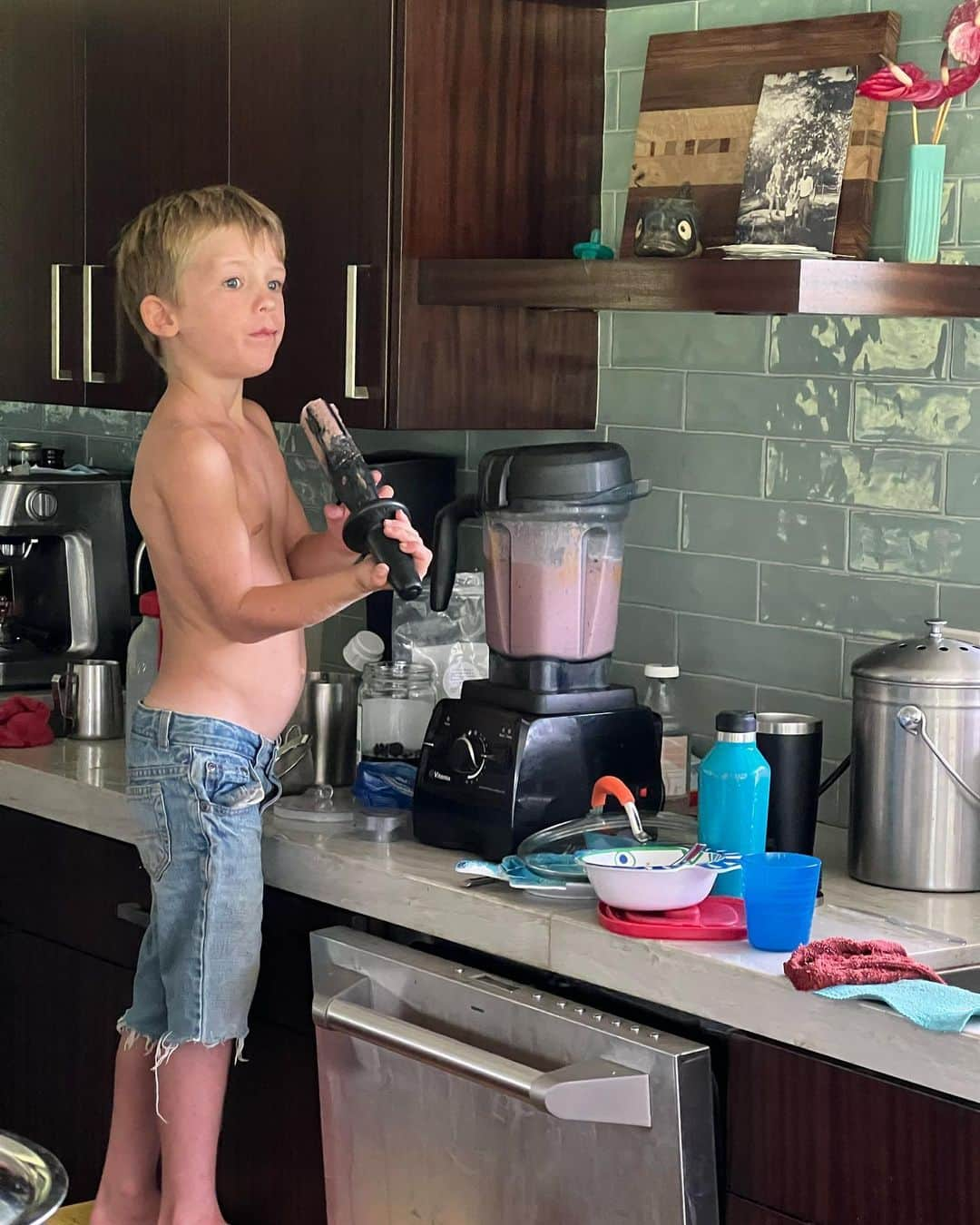 Bethany Hamiltonさんのインスタグラム写真 - (Bethany HamiltonInstagram)「Photo dump from life lately!  The brother love is so sweet💛 Raging summer 🌅  Sweet girl dad moments 💖 Boys making their own food🍽 Snuggles and lots of cards and games! ♣️♥️🤗」7月23日 5時40分 - bethanyhamilton