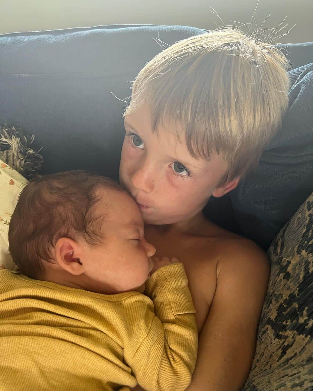 Bethany Hamiltonさんのインスタグラム写真 - (Bethany HamiltonInstagram)「Photo dump from life lately!  The brother love is so sweet💛 Raging summer 🌅  Sweet girl dad moments 💖 Boys making their own food🍽 Snuggles and lots of cards and games! ♣️♥️🤗」7月23日 5時40分 - bethanyhamilton