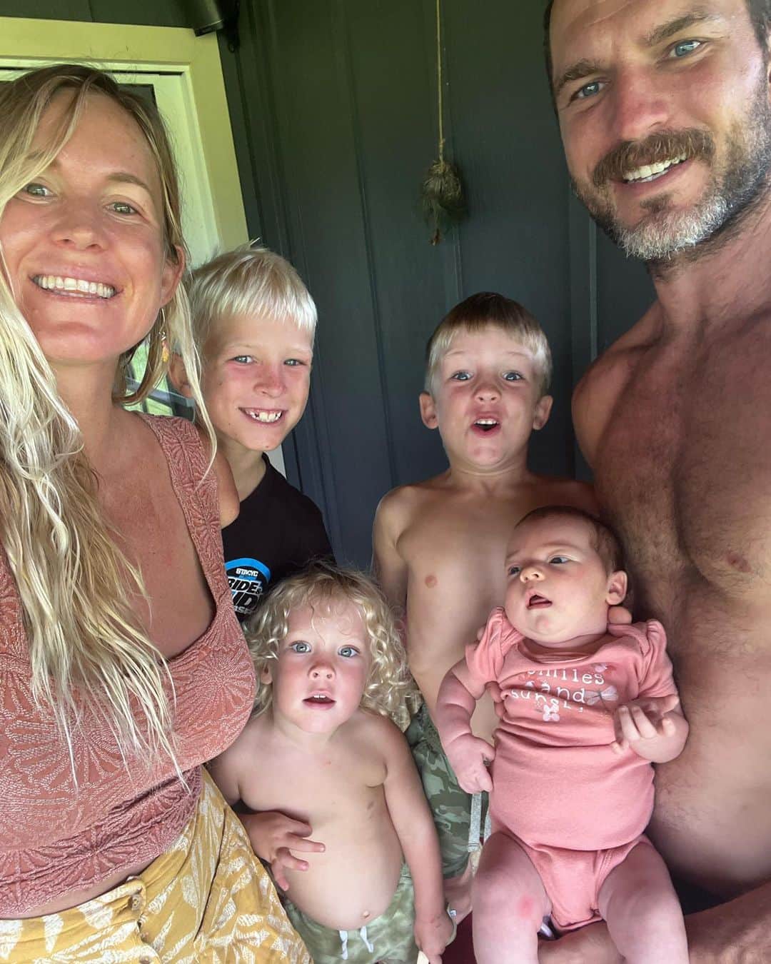 Bethany Hamiltonのインスタグラム：「Photo dump from life lately!  The brother love is so sweet💛 Raging summer 🌅  Sweet girl dad moments 💖 Boys making their own food🍽 Snuggles and lots of cards and games! ♣️♥️🤗」