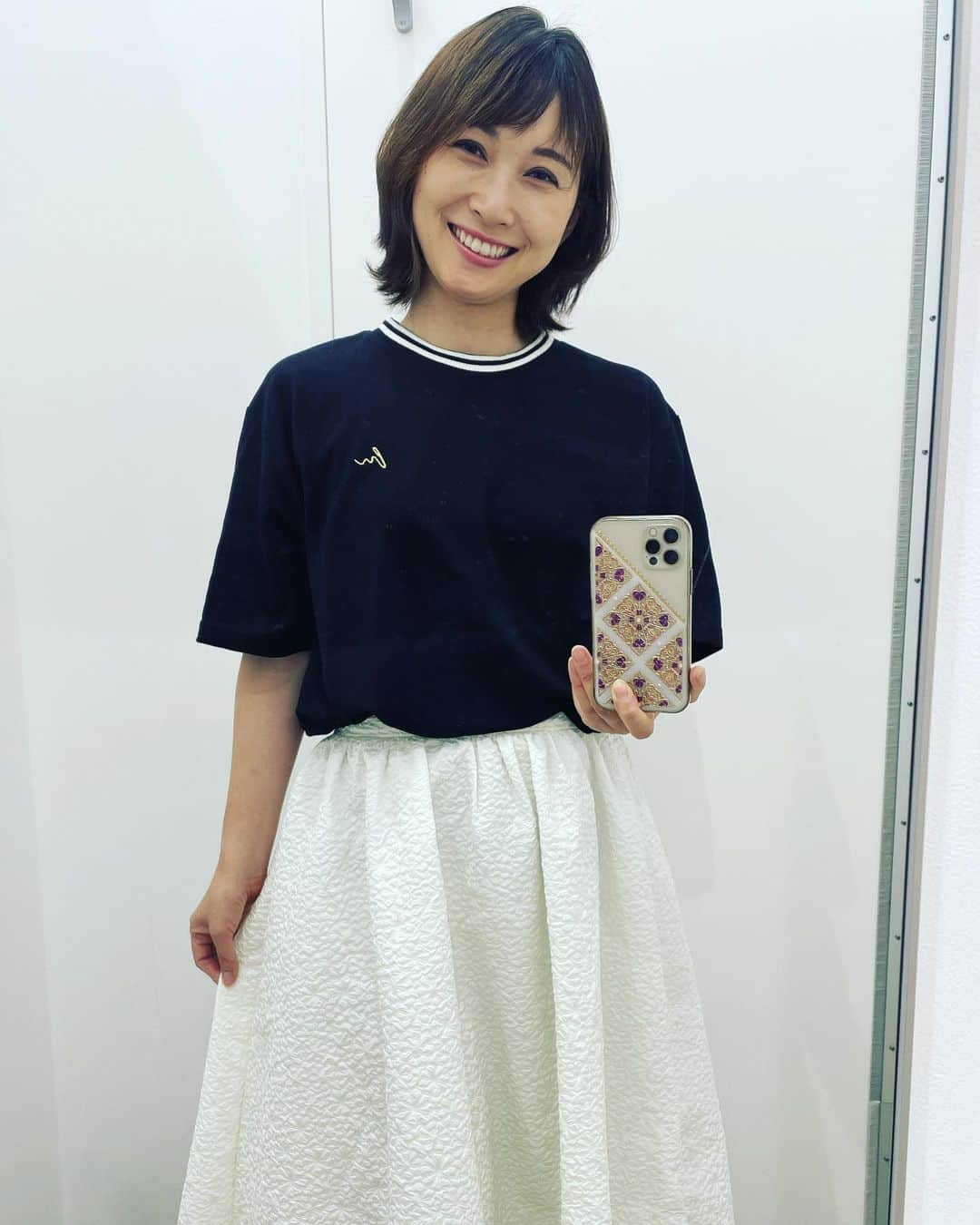 星野涼子さんのインスタグラム写真 - (星野涼子Instagram)「美容師さんに悩み相談。  Q 夕方には髪がパサついてくるので、どんなケアをしたらいい？  A ヘアオイル付け直すのがいいですよ！！  メイク直しは当たり前にするのに、 ヘア直し(ヘアセットではなく、ヘアケアの意味で。それも含めてセットを直すというのか？🤪)はまっったく概念がなかった。。  喉が渇いたら水分補給するのと同じなのに、 どうして髪だけ1日1回のケアで全てを満たそうとしてたんだろうと、 自分の思い込みに衝撃(笑)  (人によって色々な見解があると思いますが) 他にもずっと同じシャンプーだと髪も同じ栄養でお腹いっぱい(効果を感じにくくなる)とか、 いいシャンプーは泡をしばらくそのままにしておくのも効果的などなど、 専門家の話はとても興味深くて楽しい😊  #ヘアカット　#ヘアケア　#ウルフカット #外ハネ　#外ハネボブ　#ヘアオイル　#シャンプー　#美容　#美容師　#しまむら　#mumu #mumuコラボ　#wcloset #ロングスカート #ヘアスタイル　#hair #hairstyle #머리 #머리스타일 #머리스타그램」7月23日 6時07分 - ryoko.hoshino