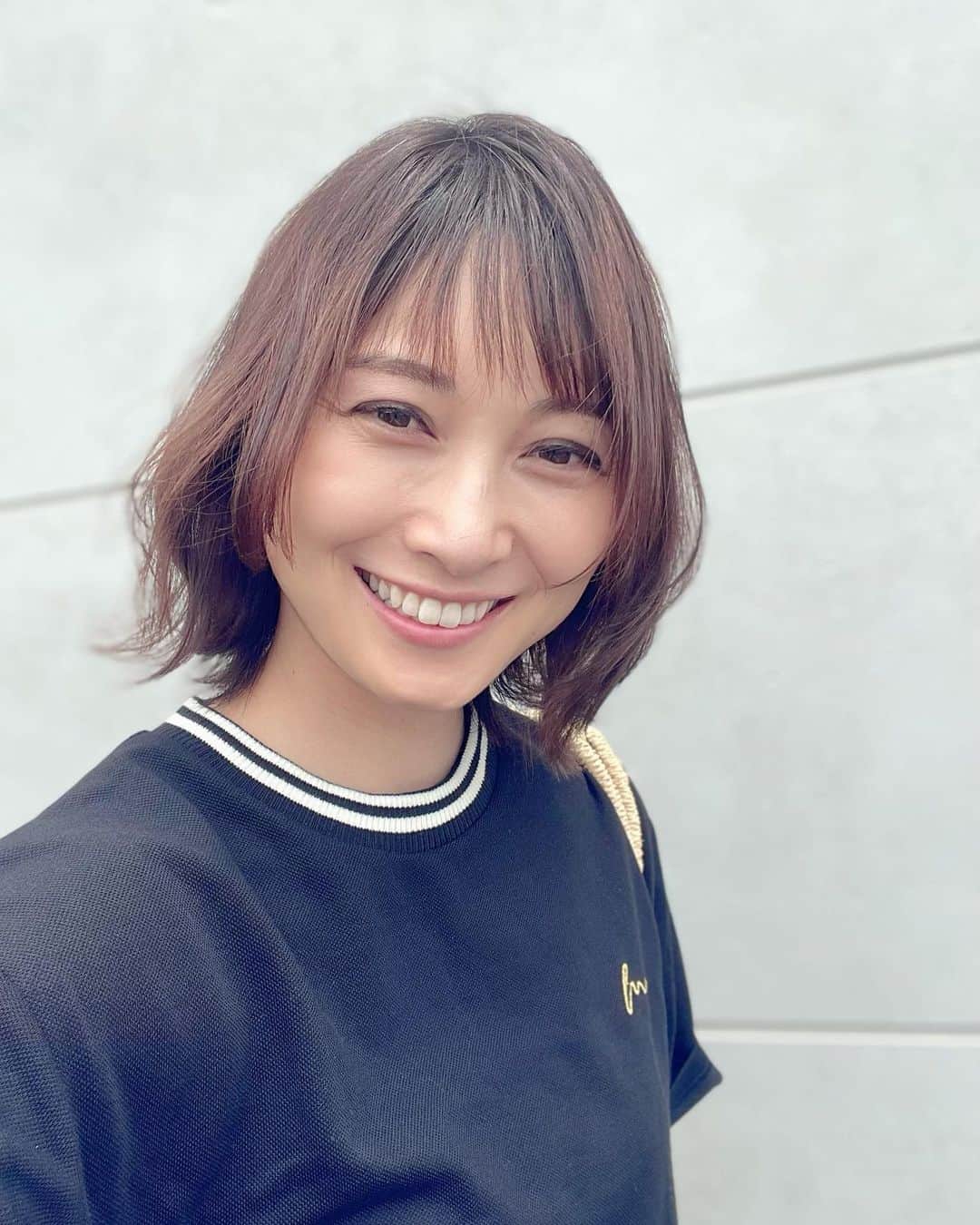 のインスタグラム：「美容師さんに悩み相談。  Q 夕方には髪がパサついてくるので、どんなケアをしたらいい？  A ヘアオイル付け直すのがいいですよ！！  メイク直しは当たり前にするのに、 ヘア直し(ヘアセットではなく、ヘアケアの意味で。それも含めてセットを直すというのか？🤪)はまっったく概念がなかった。。  喉が渇いたら水分補給するのと同じなのに、 どうして髪だけ1日1回のケアで全てを満たそうとしてたんだろうと、 自分の思い込みに衝撃(笑)  (人によって色々な見解があると思いますが) 他にもずっと同じシャンプーだと髪も同じ栄養でお腹いっぱい(効果を感じにくくなる)とか、 いいシャンプーは泡をしばらくそのままにしておくのも効果的などなど、 専門家の話はとても興味深くて楽しい😊  #ヘアカット　#ヘアケア　#ウルフカット #外ハネ　#外ハネボブ　#ヘアオイル　#シャンプー　#美容　#美容師　#しまむら　#mumu #mumuコラボ　#wcloset #ロングスカート #ヘアスタイル　#hair #hairstyle #머리 #머리스타일 #머리스타그램」