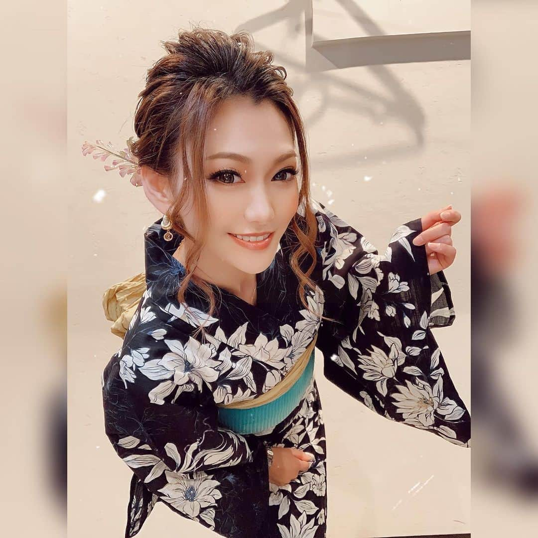 ぴょんれなのインスタグラム：「今週は とっても 濃ゆい 1週間でした 🌻  会いに来てくださった方 感謝します🫦  . . .  #名古屋#錦#錦3丁目 #キャバクラ#キャバ嬢 #ホステス#水商売#シャンパン #東京#歌舞伎町#六本木#北新地 #ミナミ#祇園#中洲#すすきの #くらぶ#クラブ#芽 #浴衣#和装#和装ヘア#夏」