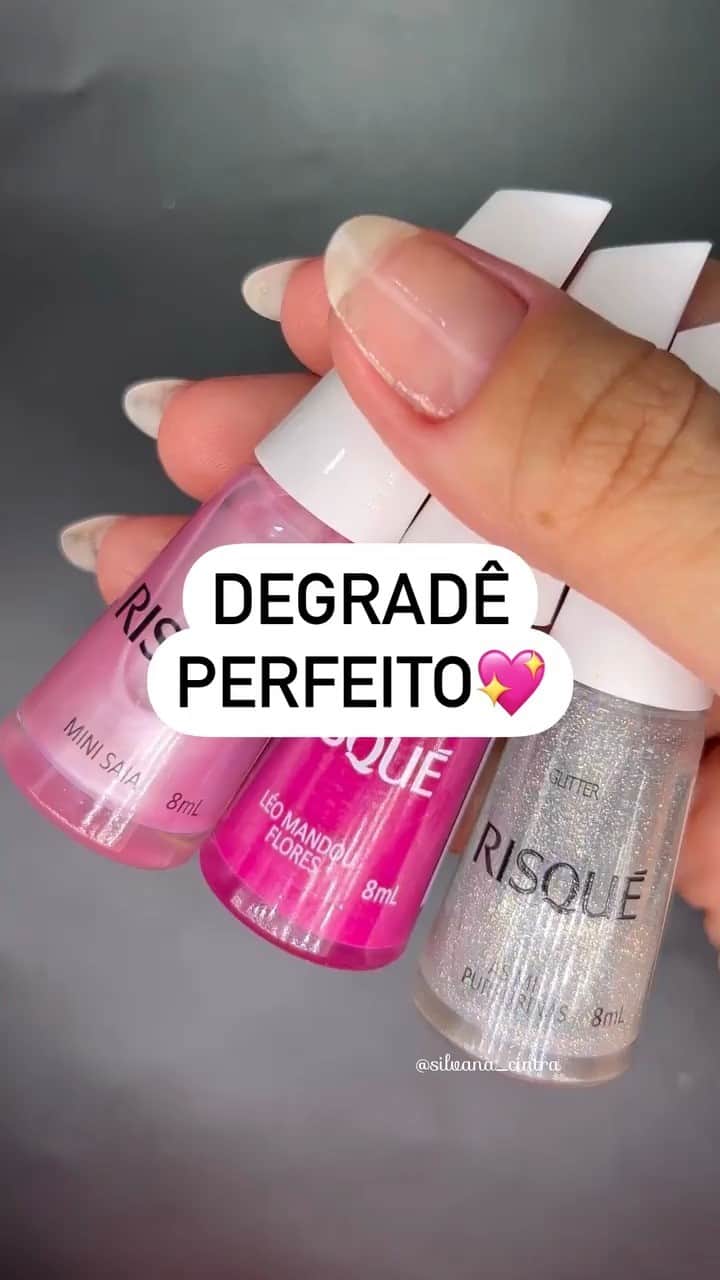 Risqueのインスタグラム：「Oi, @silvana_cintra. Oi, Risqué! 💖 Pra entrar no mood da semana, a Silvana se chegou em um degradê bem paty que é cara da boneca que está chegando nos cinemas.  Ela usou as cores Mini Saia, As Mil Purpurinas e Léo Mandou Flores.   #EsmaltesRisqué #RisquéOficial #TáNasNossasMãos #EsmalteRosa」