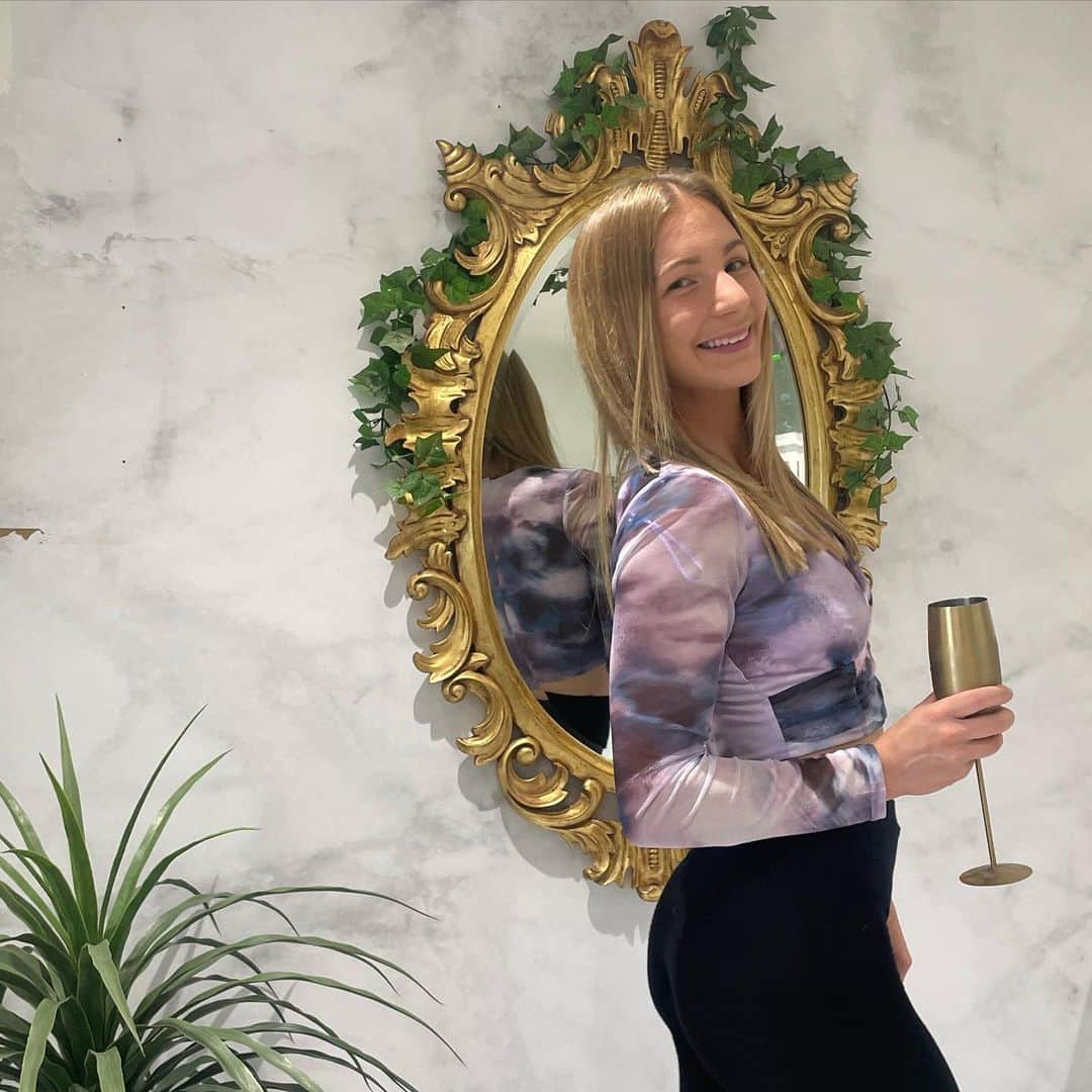 ケリー・シムのインスタグラム：「Little weekend away 🫶🏼🥂💜」