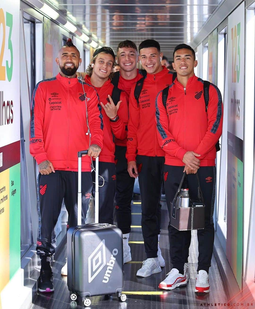 アルトゥーロ・ビダルのインスタグラム：「Con la bandita ya en Río!!!🙏❤️ @athleticoparanaense ❤️🖤🌪️👌💪🏾  @luciano__9 @agus_cano7 @tomascuello28 @lucaas_esquivel」