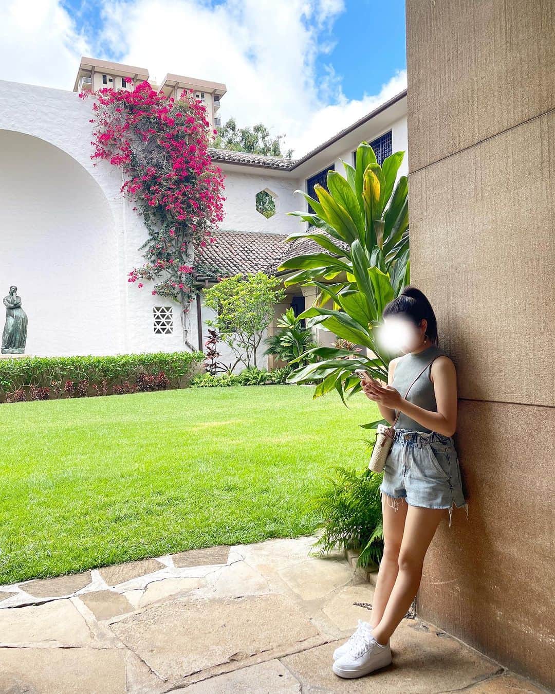 吉田美紀さんのインスタグラム写真 - (吉田美紀Instagram)「・ ・ ホノルル美術館へ･:* アート鑑賞のゆったりした時間。  ハワイを代表する美術館で アメリカで最も素晴らしい美術館のひとつと 評されているだけあり 自然溢れる素敵な美術館でした。 風通しが良くとっても氣がいいスポットだったなぁ♡  娘が説明を読んで一生懸命母に説明してあげてた🤭 ほのぼの♡  #hawaii #honolulu #honolulumuseumofart #ホノルル美術館 #ハワイ」7月23日 6時16分 - miki__yoshida