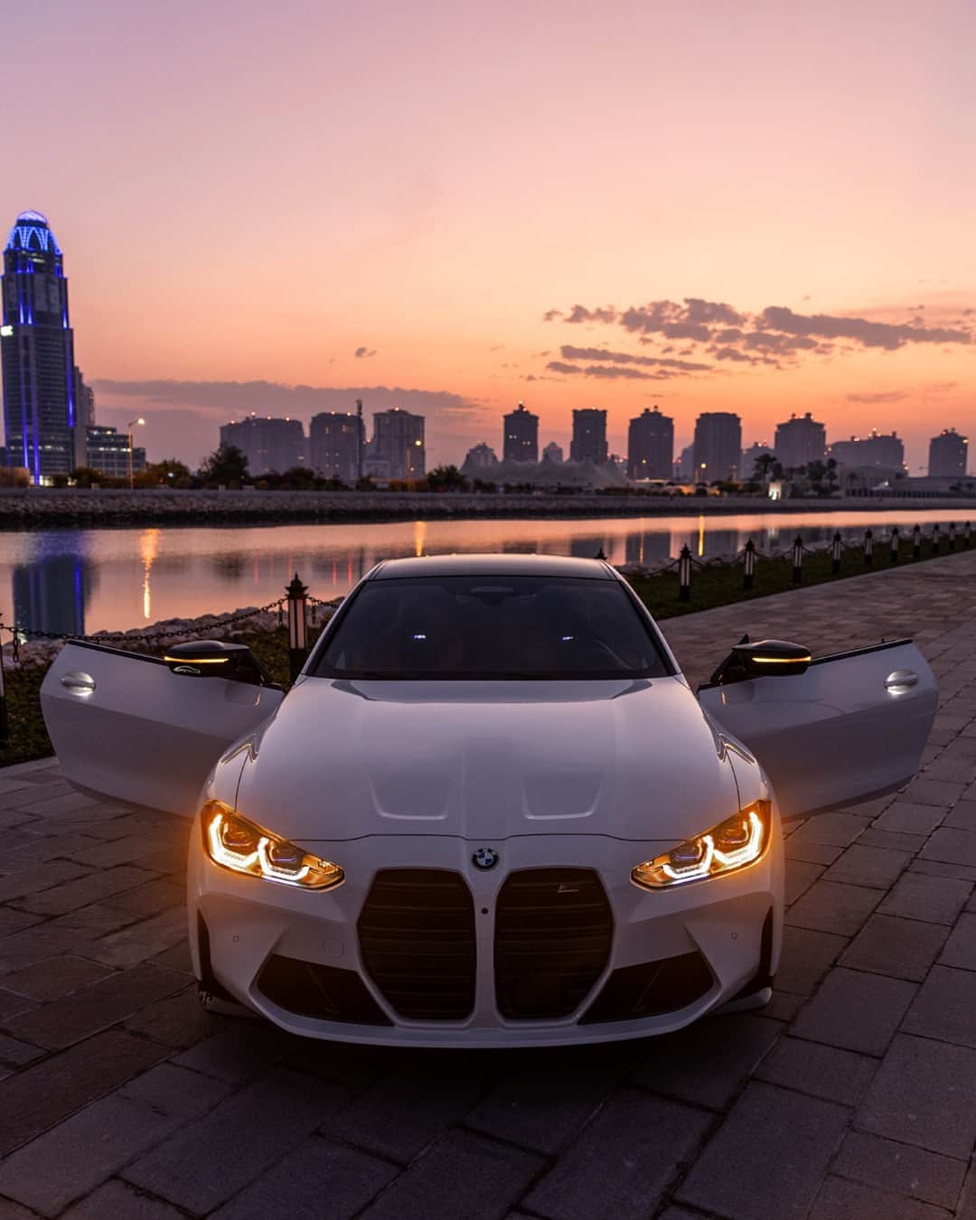 BMWのインスタグラム：「Painted skies for a power performance 💕🌇 📸: @autotellus @knightsbridgeqatar #BMWRepost   The BMW M4 Competition Coupé. #THEM4 #BMWM #M4 #BMW #MPower __ BMW M4 Competition Coupé: Combined fuel consumption: 9.8 l/100 km. Combined CO2 emissions: 224–223 g/km. All data according to WLTP. Further info: www.bmw.com/disclaimer」