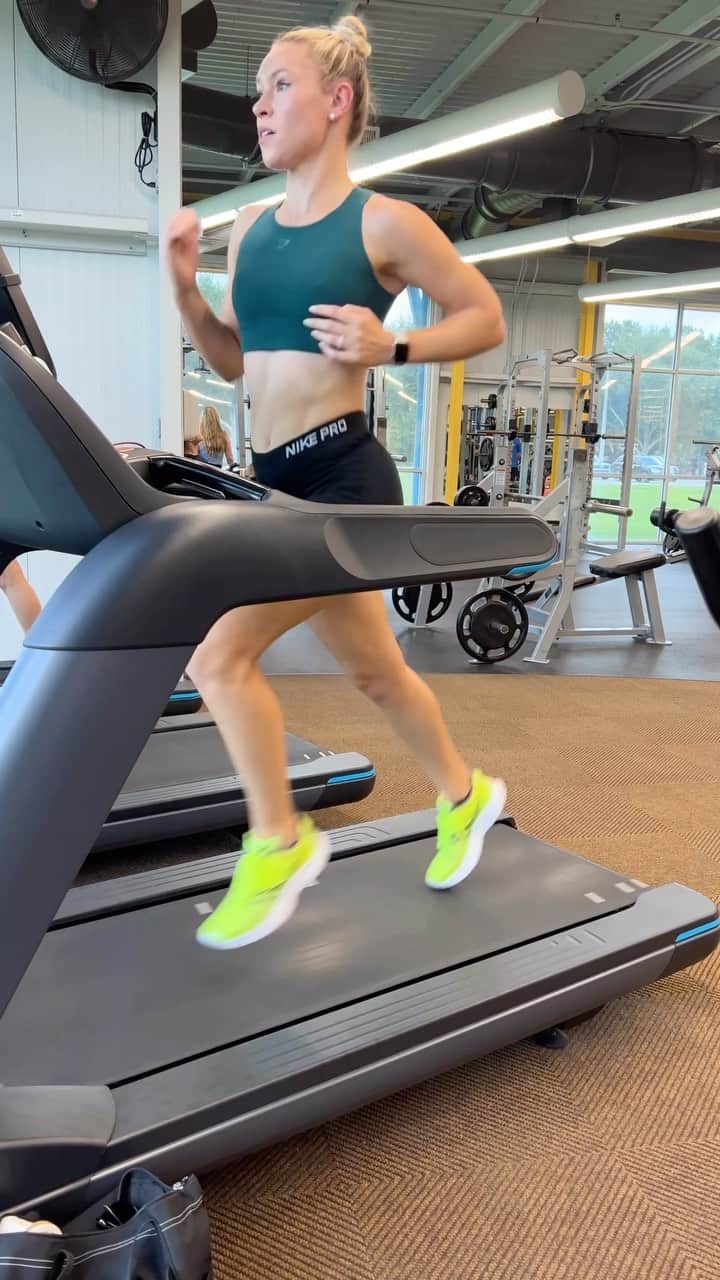 Julieのインスタグラム：「Was going to go swimming, but decided to stay in the gym instead! Also PR’d on my single arm low row with 50lbs 🤗 . . . #swimmer #summerjulep #swimming #swim #swimlife #swimmersofinstagram #instaswim #instaswimming #mastersswimming #weightlifting #swimrun #weighttraining #womenwholift」