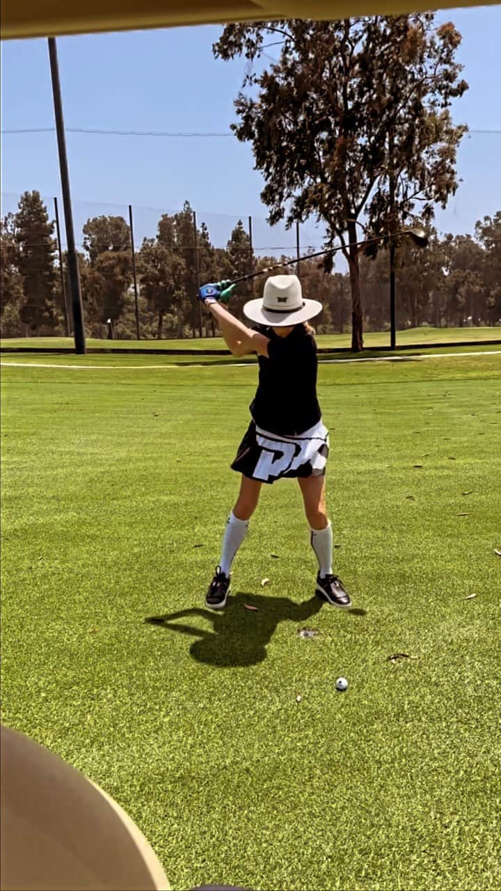アンナ・ローソンのインスタグラム：「@pxg 3 wood 🌚 #pxgapparel」