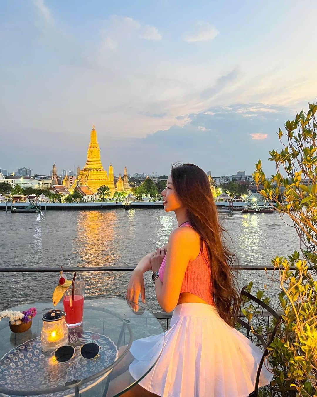 キム・グリームさんのインスタグラム写真 - (キム・グリームInstagram)「Breathtaking sunset of Wat Arun 🌅 아쉽게도 남편은 미국 타임존에 맞춰 일하는 중이라 나홀로 감상한 선셋. 감사히도 친절한 한국 커플께서 사진을 남겨주셨다 🧡」7月23日 6時39分 - greemkim