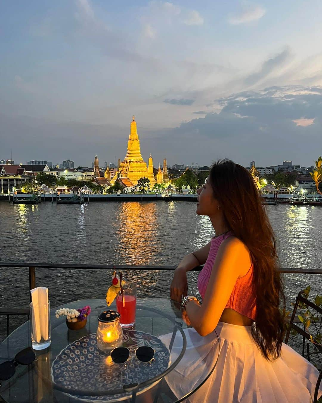 キム・グリームさんのインスタグラム写真 - (キム・グリームInstagram)「Breathtaking sunset of Wat Arun 🌅 아쉽게도 남편은 미국 타임존에 맞춰 일하는 중이라 나홀로 감상한 선셋. 감사히도 친절한 한국 커플께서 사진을 남겨주셨다 🧡」7月23日 6時39分 - greemkim