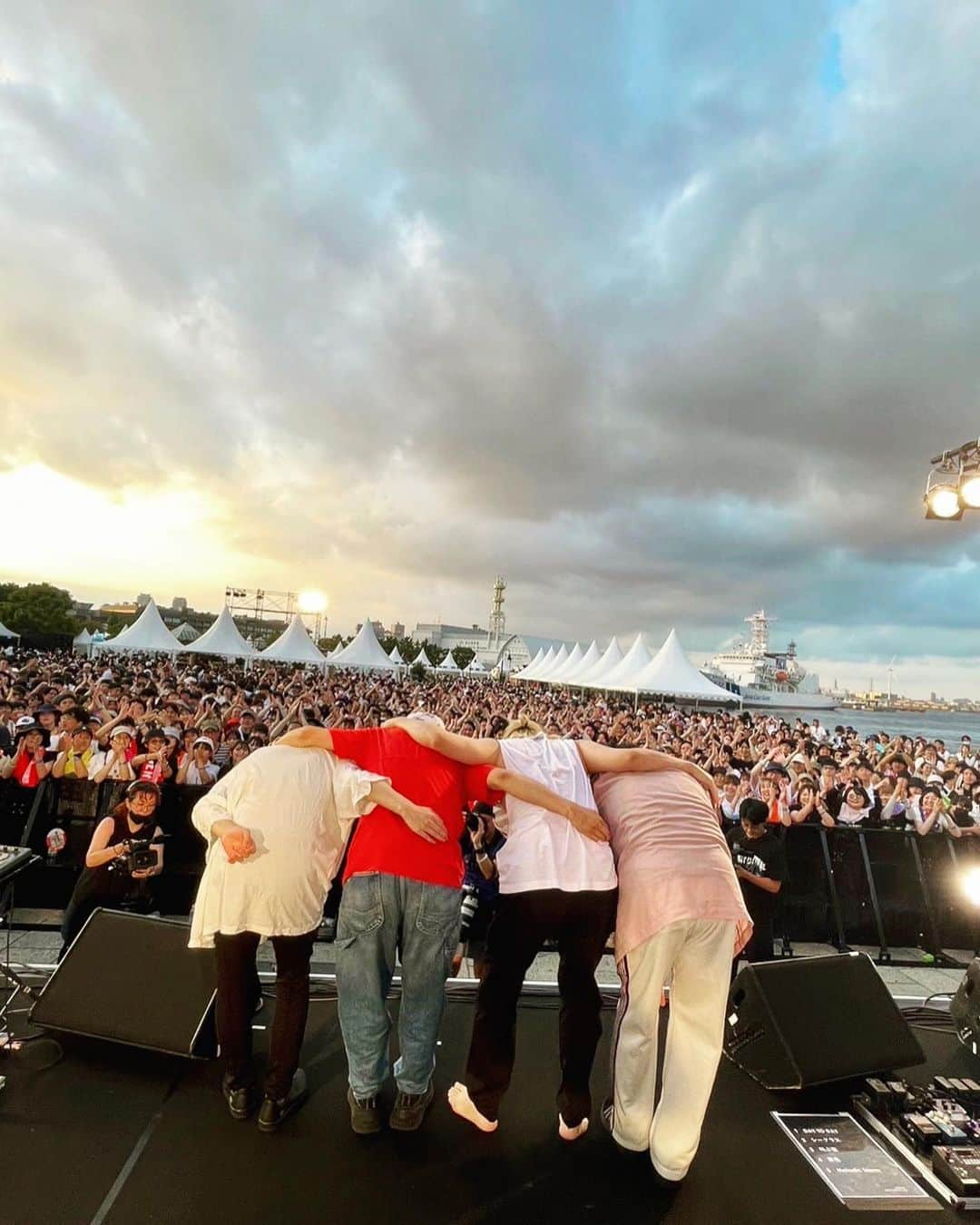 ホリエアツシさんのインスタグラム写真 - (ホリエアツシInstagram)「#ムロフェス in 横浜赤レンガ倉庫でしたな⚓️ たくさんのお客さんと、たくさんのバンドマンに今のストレイテナーのライブを観てもらえて、うれしはずかしかったんだね☺️ かつて吉祥寺で爆飲みしたKoboreのたける君とも再会🍻 #ストレイテナー  #kobore」7月22日 21時49分 - a.horie