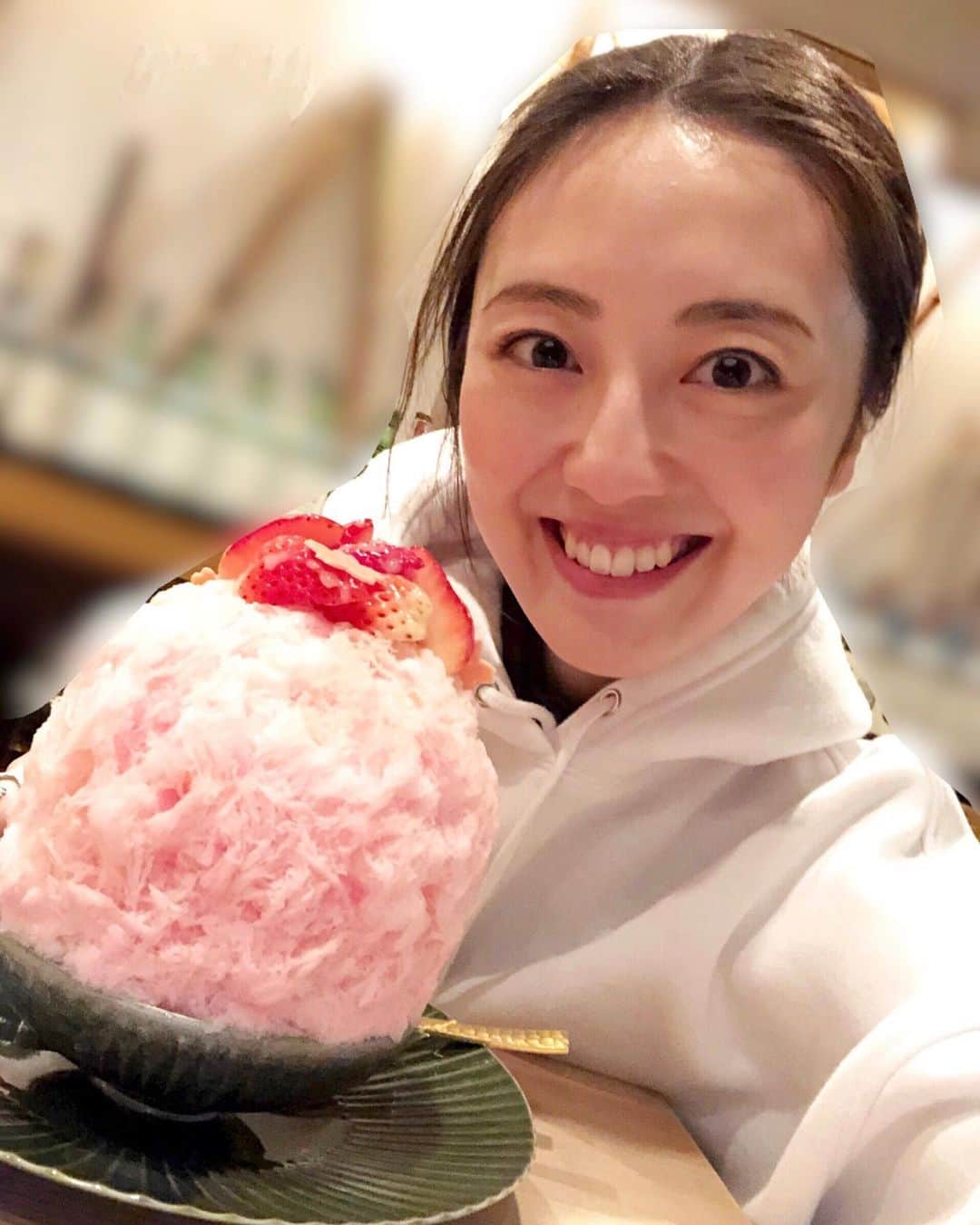 沢井美優のインスタグラム：「かき氷が飽きることあるのかなぁ🍧😗？  #沢井はかき氷です #🍧  #かき氷 #かき氷大好き  #かき氷は人を幸せにする #🧡　 　 #笑顔溢れる毎日を  #明日もきっと素敵な一日 #🍀」