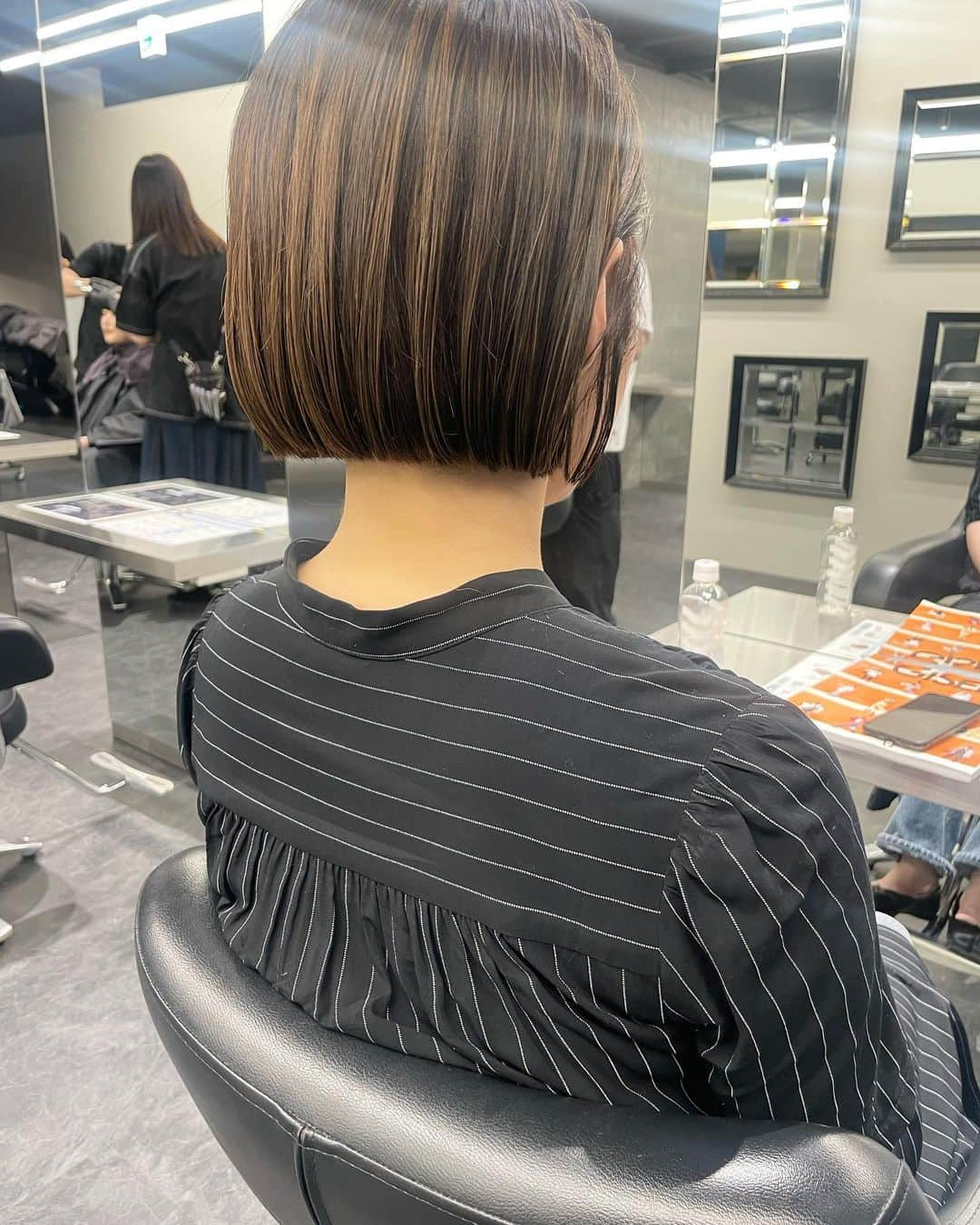 YUMIKOさんのインスタグラム写真 - (YUMIKOInstagram)「ミニボブ✂︎逆インナー こちらも可愛い組み合わせ  前髪を立ち上げてスッキリさせるのは ジェルがオススメ 前髪だけつけてみてください👌🏻  #札幌美容師#札幌美容室#札幌ボブ#札幌カラー#ミニボブ#ソアリボブ#逆インナー#결혼식#헤어#미용실#イルミナカラー#イルミニスト#2023トレンド#髪質改善#ハイライト#ボブ#札幌ボブ#札幌カット#札幌ママ」7月22日 21時42分 - yumitasu1105