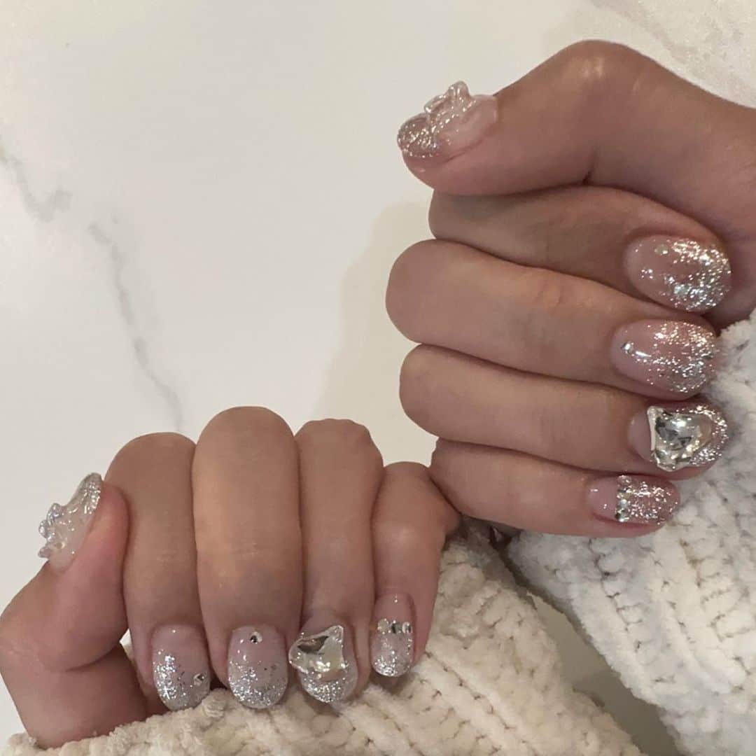 根岸愛のインスタグラム：「💅🤍💅 . newネイル💕 Lapis新宿店 担当はmanamiさん(@lapis_manami )です🥰 LIVE前にキラキラにしていただきました🤍 3つ目の動画見るとわかりやすい💅✨ . #nail #nails #lapisnail #gradationnail #ネイル #キラキラネイル #グラデーションネイル #アシンメトリーネイル」