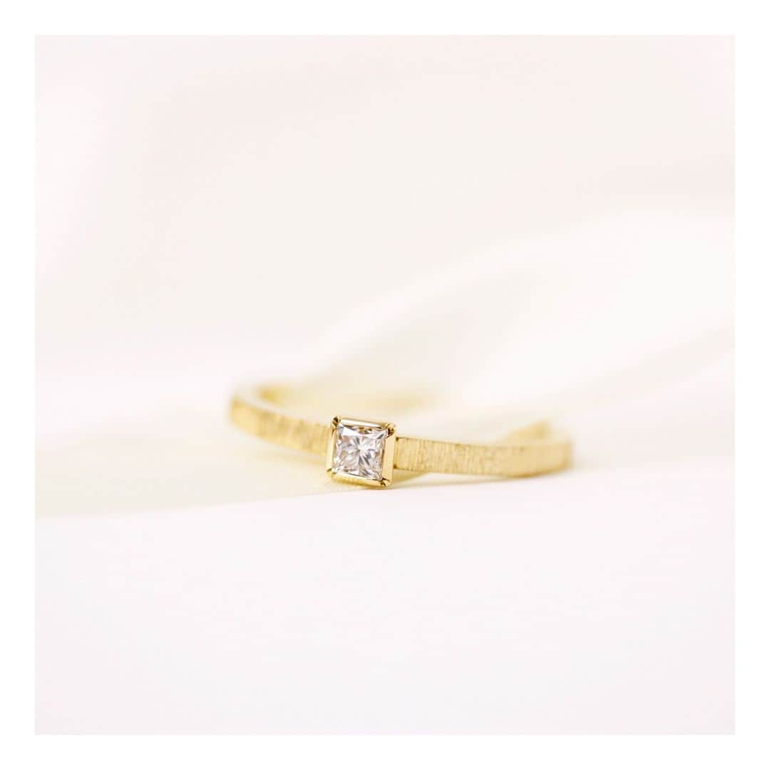 ith / イズ オーダメイド結婚指輪さんのインスタグラム写真 - (ith / イズ オーダメイド結婚指輪Instagram)「プリンセスカットと呼ばれる 四角いダイヤモンドが輝く婚約指輪です。  控えめな凹凸と 石を覆うように留めるデザインで、 普段から気兼ねなく身に着けられます。  職人の手仕事の温かみが伝わる、 ランダムに施された 繊細な彫り模様が美しいですね。  ▽ 指輪について 婚約指輪：アルコバレーノ K18YG：258,000円〜  お問い合わせコード：23525  *********************************** ⧉ ith 公式WEB  @ith_marriage アカウントTOPへ 　 ☞ プロフィールURLをタップ  ⧉ 公式ハッシュタグ   ☞ #イズマリッジ   ⧉ 暮らしに寄り添うジュエリー  ith online store ☞  @ith_jewelry   ***********************************  #彫り模様 #関西花嫁 #梅田 #婚約指輪 #エンゲージリング #カスタマイズ #プリンセスカット #オーダーメイドリング #手仕事 #結婚指輪オーダー #アトリエ #ゴールドリング  #ダイヤモンド #結婚指輪探し #結婚指輪選び #指輪選び #指輪探し #結婚準備 #婚約 #プロポーズ #プレ花嫁  #花嫁準備 #2023秋婚 #2023冬婚  #2024春婚 #2024夏婚 #職人」7月22日 21時45分 - ith_marriage