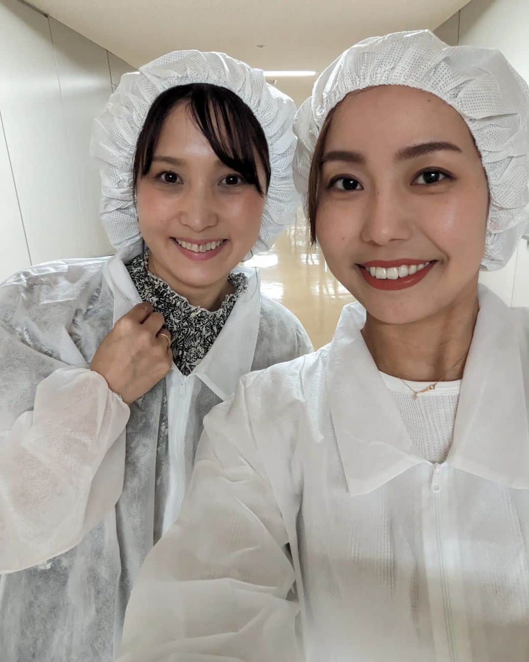 近江谷杏菜さんのインスタグラム写真 - (近江谷杏菜Instagram)「👳👳  仁井トレのあとは…  全国お豆腐品評会の審査に詩織さんと2人でお邪魔してきました！ 北海道・東北地域から集まった30種類以上お豆腐を、１分毎に審査しながら食べ続けるという未知の経験✨  どれも美味しかったのですが、食べた瞬間「これだーー」みたいな好みのものもあって、お豆腐の奥深さに触れた貴重な経験になりました😌  全国の大賞は10月2日(とうふの日)に発表になるとのこと。 楽しみですねぇ…！！  #tofu #competition #judge  #plantbasedathlete」7月22日 21時46分 - annaohmiya12