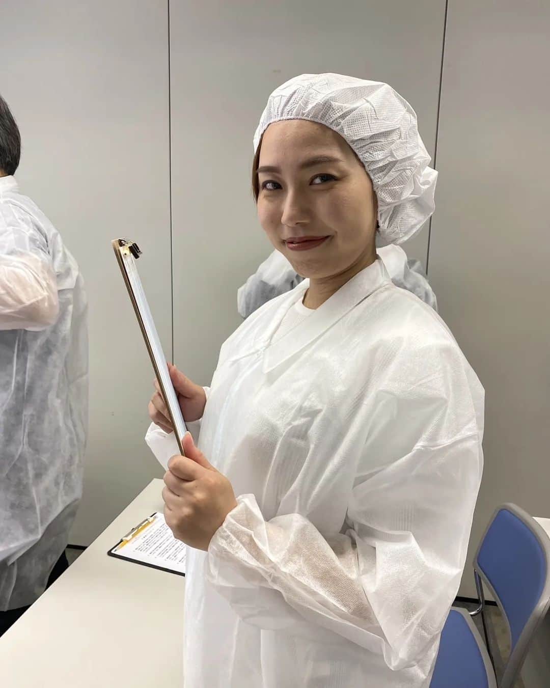 近江谷杏菜さんのインスタグラム写真 - (近江谷杏菜Instagram)「👳👳  仁井トレのあとは…  全国お豆腐品評会の審査に詩織さんと2人でお邪魔してきました！ 北海道・東北地域から集まった30種類以上お豆腐を、１分毎に審査しながら食べ続けるという未知の経験✨  どれも美味しかったのですが、食べた瞬間「これだーー」みたいな好みのものもあって、お豆腐の奥深さに触れた貴重な経験になりました😌  全国の大賞は10月2日(とうふの日)に発表になるとのこと。 楽しみですねぇ…！！  #tofu #competition #judge  #plantbasedathlete」7月22日 21時46分 - annaohmiya12