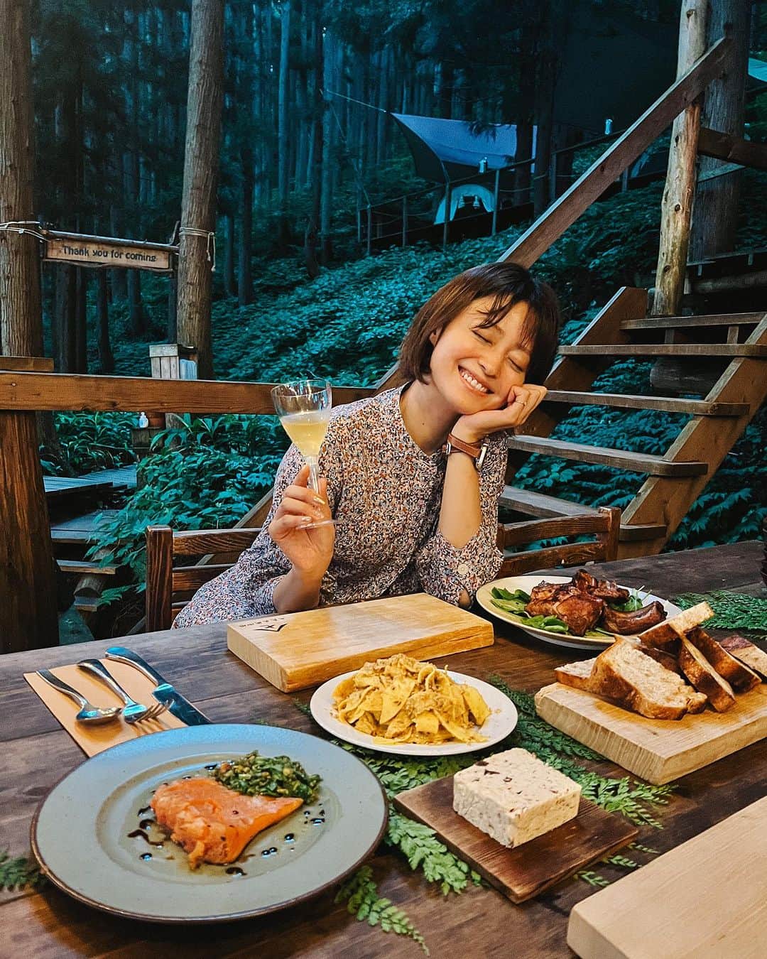 小林涼子さんのインスタグラム写真 - (小林涼子Instagram)「. かっこよく決まった！✨ けれど、降りるのはへっぴり腰😂  今回、農的生活や循環について学ぶ機会をいただき LIFE FARMING CAMP in NOZAWA-ONSEN へ行ってきました🏕️  ぶなの森は、落ちた葉が、土を育て、水を綺麗にする 自然の濾過層のよう🌱 森の後は畑で収穫🍅 初めて見る 地元野菜のボタンコショウ🫑に興味津々。 そして、 畑で採れた野菜や地元の食材でシェフが ディナーに🤤 と盛りだくさんな1日目を過ごしました。  実は、ラジオで6月は沢山歩いて植林チャレンジをした more treesとAIGLEのコラボTシャツを着て参加🌲🌲  最近は、自分の畑ばかりだったから、 その地の気候や土地にあった栽培方法を 学ぶと気づきが多く 農業って改めて面白いなぁと思いました。  #lifefarmingcamp #nozawaonsen #農泊 #aigle #野沢温泉　#長野」7月22日 21時47分 - ryoko_kobayashi_ryoko