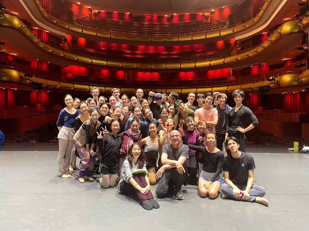 峯岸伽奈さんのインスタグラム写真 - (峯岸伽奈Instagram)「. . . About last Weekend🩰❤💔  @singaporeballet  35th Anniversary piece Without you by @rushtondance   振付家ティムの芸術センスが最強で、 バレエ団全員の団結力が発揮されて、 本当に素敵な作品に携われてとっても幸せでした。  特にエンディングパートが好き過ぎて、出番後に速攻カメラを構えて写真を撮りに。(5枚目) 出ていない作品も袖からカメラマンしてました📸(4枚目)  📷1.@msbern  #singaporeballet #dancerlife」7月22日 21時47分 - minegishikana_