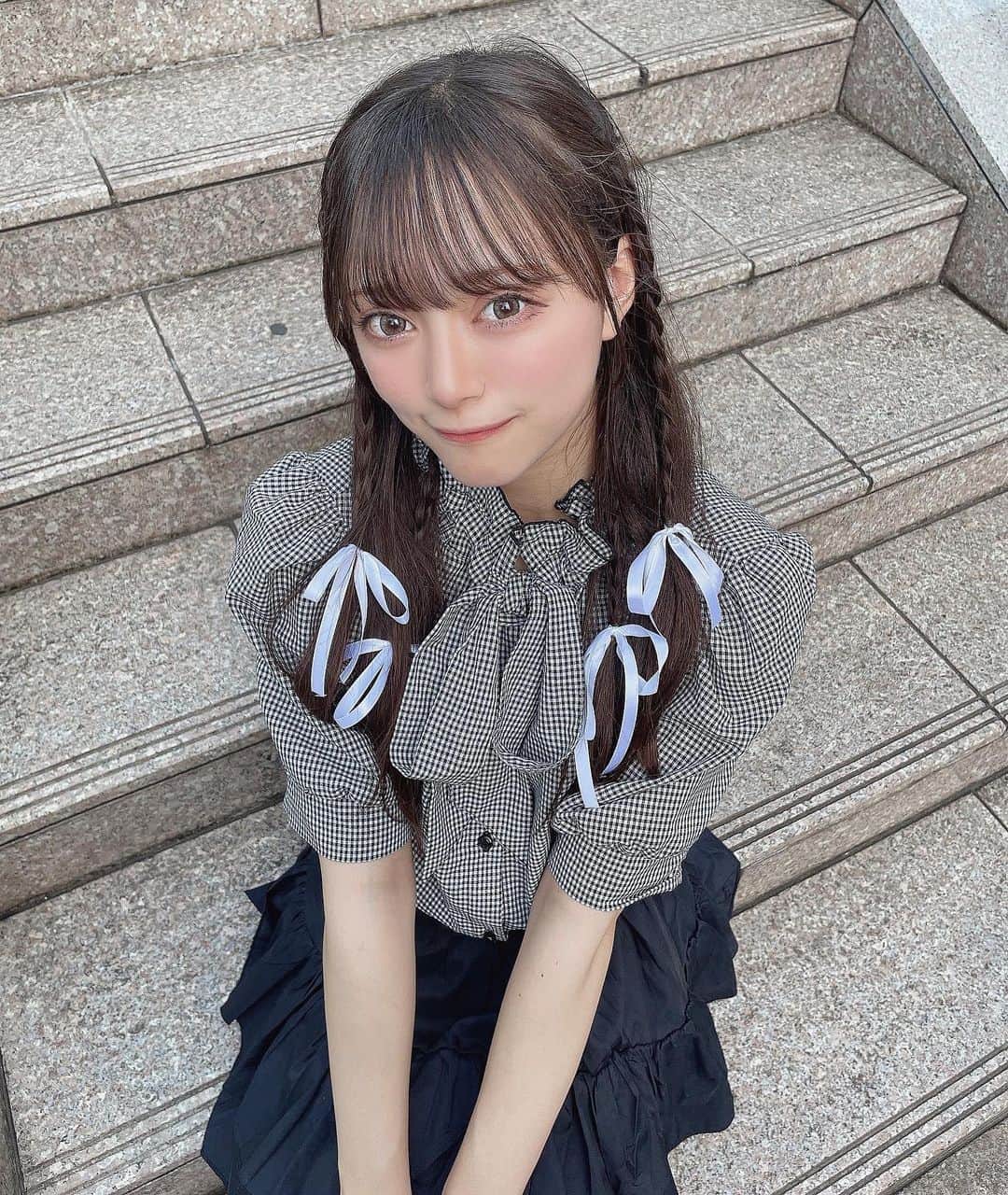 のインスタグラム：「片想い序盤 ・ ・ ・  #東京  #ブラウスコーデ  #フレンチガーリー  #ガーリー  #アイドル  #地下アイドル  #彼女感  #三つ編みアレンジ  #リボン  #ギンガムチェック  #05  #ljk」