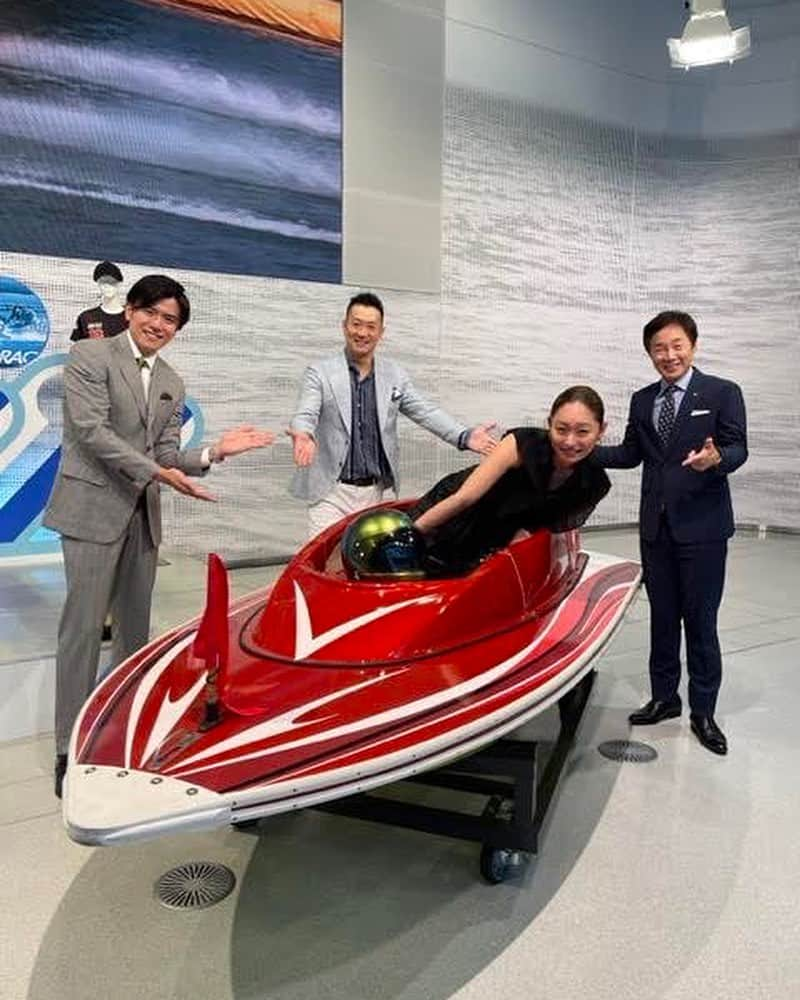 宮下純一さんのインスタグラム写真 - (宮下純一Instagram)「BOAT RACE プレミア SG 第28回オーシャンカップ 準優勝戦の生中継に出演させて頂きました‼️🚤明日から世界水泳福岡競泳もスタートしますがボートレース児島では真夏の熱い水上決戦が繰り広げられてます😊今日の準優勝戦はどのレースもしびれる展開ばかりで本当に盛り上がりました‼️ミキティ とも久しぶりに共演できてボートの写真も様になってるのはミキティ 🤣明日の優勝戦そして世界水泳もAbemaで解説しますので応援よろしくお願いいたします🤲#ボートレース児島 #オーシャンカップ2023 #世界水泳福岡2023 #abematv」7月22日 21時57分 - junichi1017