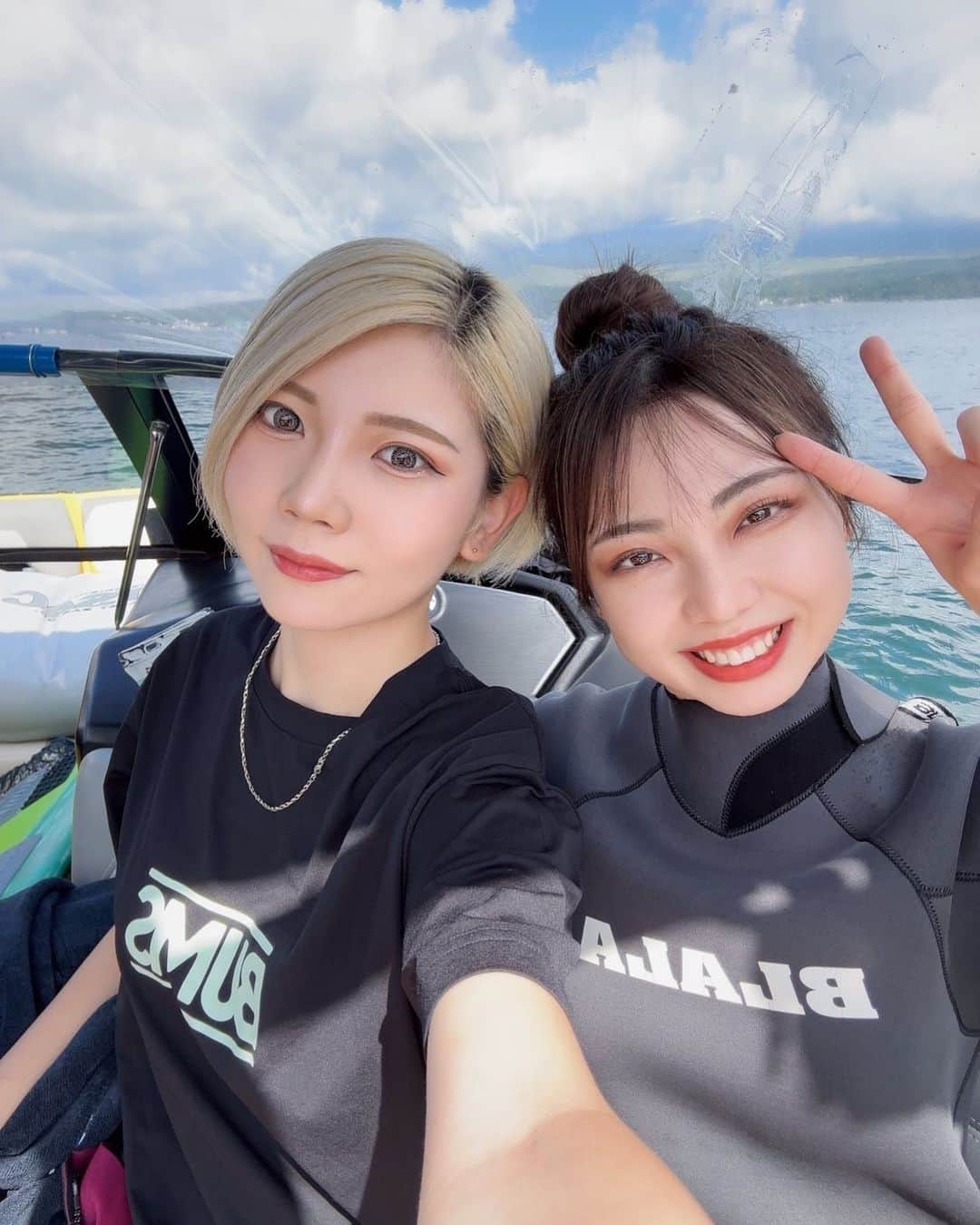 SAKIのインスタグラム：「夏🌞🌴🌺✨ @marina_eighteen  ウェイクボード、ウェイクサーフィン未経験者でも1から丁寧に教えてくれるので是非🫶 ・ 山梨県南都留郡山中湖村平野２２７４ ・ ・ ・ #ウェイクサーフィン #ウェイクサーフィン女子 #wakesurf #wakesurfing #山中湖 #マリンスポーツ #マリンスポーツ女子 #アクティビティ #アウトドア #アウトドア女子 #山梨観光 #山梨 #サーフィン #サーフィン女子 #サーフィン初心者 #サーフィンライフ #サーフィンのある生活」