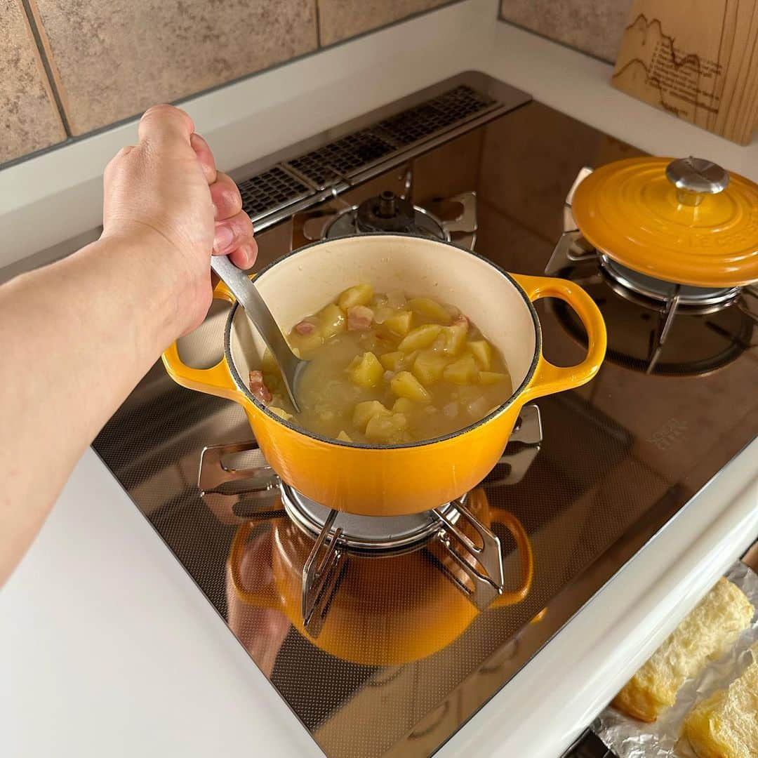 Tesshiさんのインスタグラム写真 - (TesshiInstagram)「簡単じゃがいもシチューで朝ごはん Easy potato stew for breakfast #yummy #homemade #healthy #stew #soup #potato #breakfast #おいしい #シチュー #スープ #じゃがいも #朝ごはん #朝ごパン #マカロニメイト #フーディーテーブル #手作り  オリーブオイル大2、玉ねぎ1/4個、ベーコン50g、じゃがいも300g〜400g、小麦粉大1、コンソメ1個、水1カップ(ざっくり潰す)、牛乳1カップ、塩胡椒など 2 tbsp olive oil, 1/4 onion, 50g bacon, 300g~400g potatoes, 1 tbsp flour, 1 stock cube, 1 cup water(mash roughly), 1 cup milk, salt and pepper…」7月22日 21時57分 - tmytsm