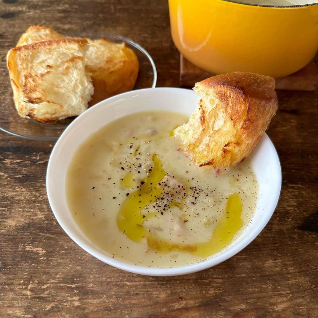 Tesshiさんのインスタグラム写真 - (TesshiInstagram)「簡単じゃがいもシチューで朝ごはん Easy potato stew for breakfast #yummy #homemade #healthy #stew #soup #potato #breakfast #おいしい #シチュー #スープ #じゃがいも #朝ごはん #朝ごパン #マカロニメイト #フーディーテーブル #手作り  オリーブオイル大2、玉ねぎ1/4個、ベーコン50g、じゃがいも300g〜400g、小麦粉大1、コンソメ1個、水1カップ(ざっくり潰す)、牛乳1カップ、塩胡椒など 2 tbsp olive oil, 1/4 onion, 50g bacon, 300g~400g potatoes, 1 tbsp flour, 1 stock cube, 1 cup water(mash roughly), 1 cup milk, salt and pepper…」7月22日 21時57分 - tmytsm