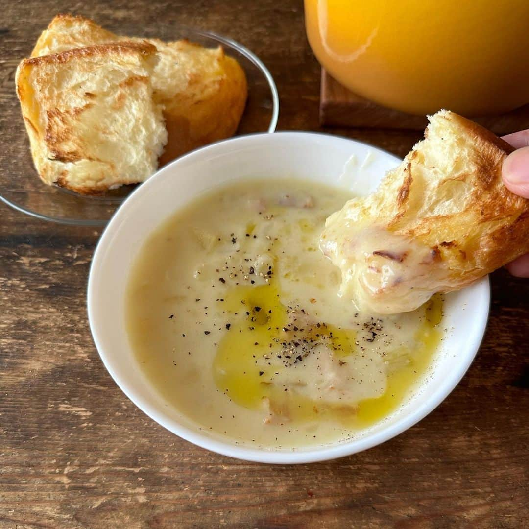 Tesshiさんのインスタグラム写真 - (TesshiInstagram)「簡単じゃがいもシチューで朝ごはん Easy potato stew for breakfast #yummy #homemade #healthy #stew #soup #potato #breakfast #おいしい #シチュー #スープ #じゃがいも #朝ごはん #朝ごパン #マカロニメイト #フーディーテーブル #手作り  オリーブオイル大2、玉ねぎ1/4個、ベーコン50g、じゃがいも300g〜400g、小麦粉大1、コンソメ1個、水1カップ(ざっくり潰す)、牛乳1カップ、塩胡椒など 2 tbsp olive oil, 1/4 onion, 50g bacon, 300g~400g potatoes, 1 tbsp flour, 1 stock cube, 1 cup water(mash roughly), 1 cup milk, salt and pepper…」7月22日 21時57分 - tmytsm