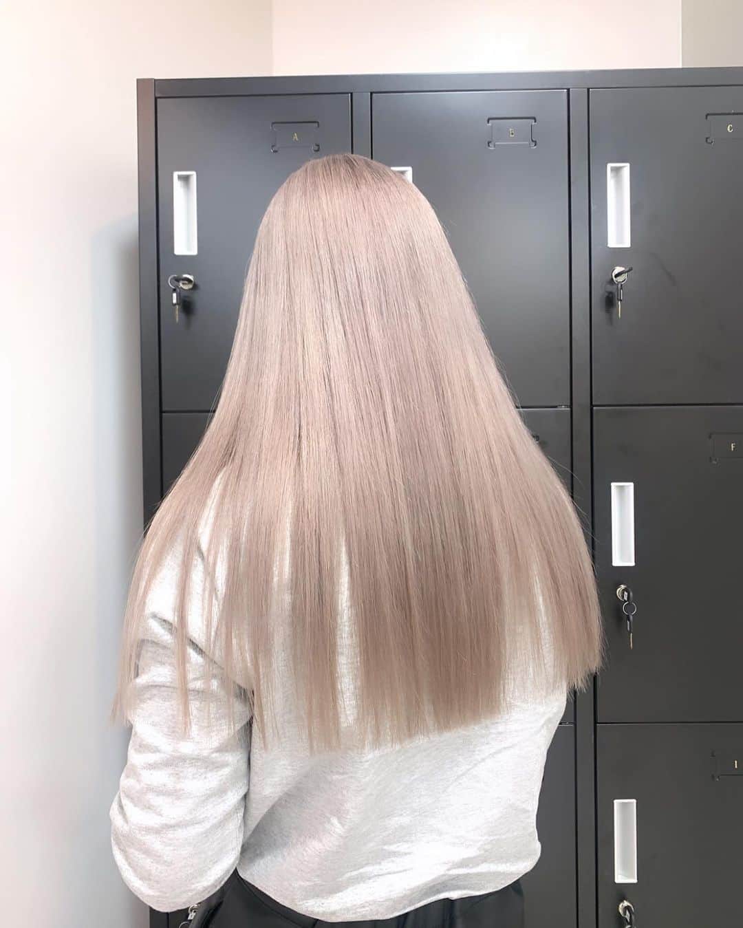 Beleza_official_instagramのインスタグラム：「ホワイトベージュ 🎀  #ブリーチ2回 から♡  ＊選択クーポン＊ 【emi指名限定】と記載のメニューからお選びください  カット＋Wカラー＋内部補修トリートメント　¥20,000〜 カット＋ハイブリーチカラー＋内部補修トリートメント　¥26,400〜  ご予約はプロフィールに記載のURLホットペッパー又は、dmから 初回は髪の履歴や状態によりお時間が長くかかる可能性がありますのでハイブリーチメニューでのご予約がオススメです❕  ブリーチはだれを任せるかで仕上がりも、今後の髪の状態もとっても差がでる技術です ハイクオリティなヘア是非お任せください🎀  来店時にケアの方法もたっぷり お伝えします♡ ダメージレスでムラのない艶ハイトーン一緒に育てていきましょう🌙💫  #ヘアカラートレンド#リタッチブリーチ#ブリーチカラー#ブロンド#ハイトーン#ハイトーンカラー#ハイトーンピンク#ピンクカラー#ハイトーンミルクティー#グレージュカラー#ミルクティー#ミルクティーカラー#ピンクミルクティー#ミルクティーベージュ#ブロンドヘアー#ブロンドカラー#インナーカラー#ハイトーンボブ#ホワイトピンク#ピンクベージュ#ピンクブロンド#ホワイトベージュ#ホワイトカラー#ホワイトブロンド#抜きっぱなし#抜きっぱなしブロンド#emi_special」