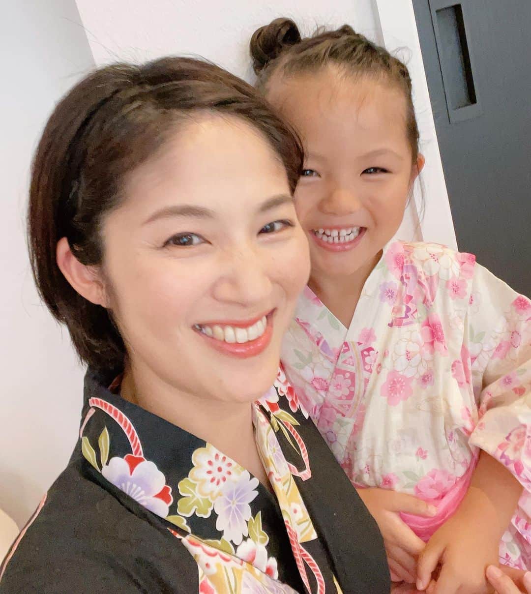 杉岡沙絵子のインスタグラム：「🍧✨🎆 　 　 いわた夏祭りへ☀️ 　 長女は初めて甚兵衛ではなく浴衣を着て☺️ 大きくなったね💕 　 次女は初甚兵衛、初お祭り！ 　 　 楽しかったね🎶 　 　 ・ ・ #と言いたいとこだけど#あれ買えこれ買えあれやるこれやりたい #全部はできないよ#お約束だよ #いやぁぁぁぁぁぁぁぁ #ええ加減にしんさい#大勢のお客さんの中怒りまぁ疲れたよ #磐田市#いわた夏祭り」