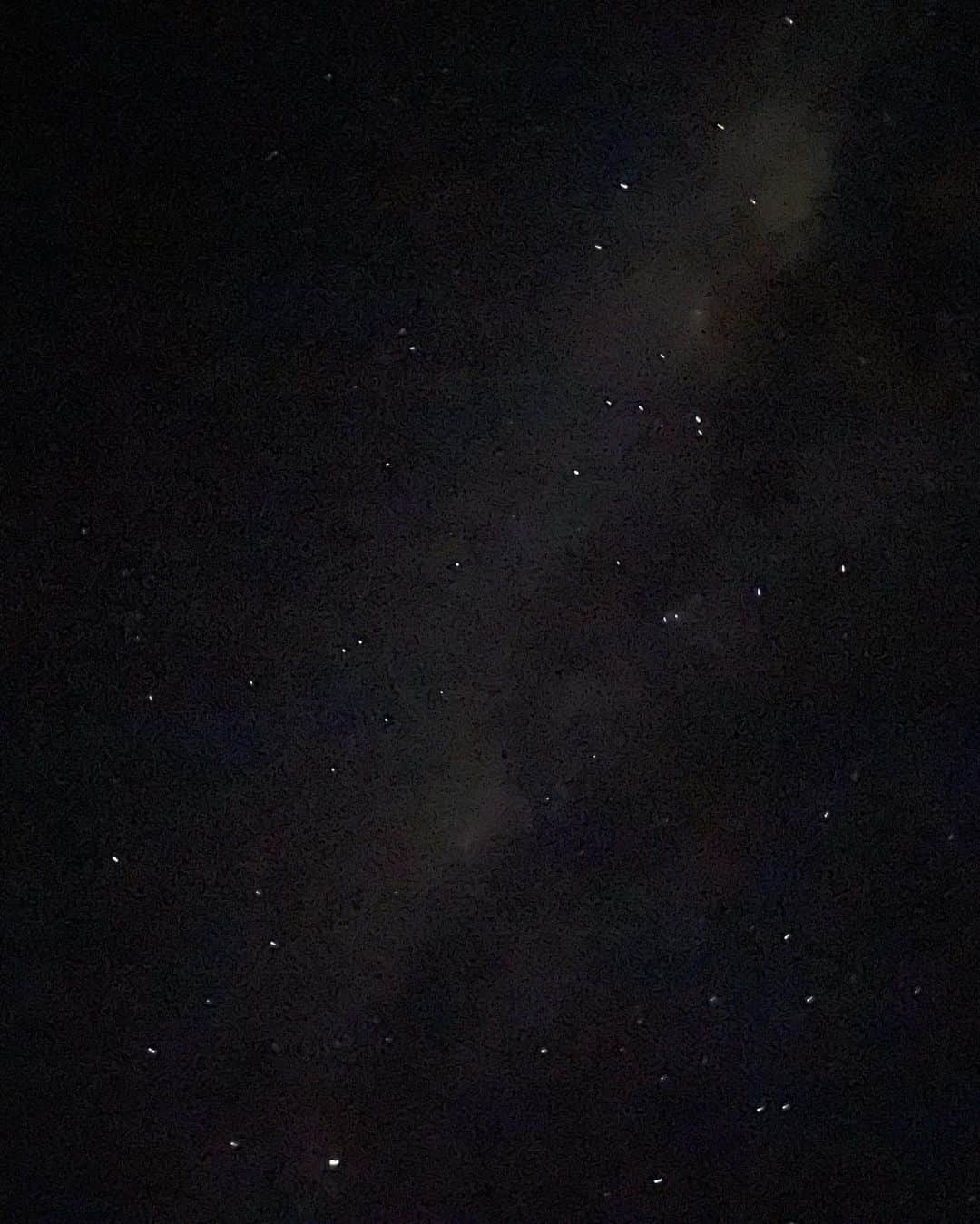 中島早貴さんのインスタグラム写真 - (中島早貴Instagram)「これぞ満点星空🌌 (伝わるかしら？😅🙏🏻)  もう5年前になるのかな？  舞(@mai_hagiwara_22462 )が留学している時に ニュージーランドに遊びにきて その時この星空をみて それはそれは衝撃的だったのをずーっと覚えています。  いろんな場面でこの星空が思い浮かんでた。  今日みて思った。 やっぱり私が見てきた中で いっっっちばん綺麗な星空はここです。  この星空が本当にだいすき！  星が大きく見えて 天の川なんて当たり前で そんな星空が普通にみれちゃう。  ちょ、もっとアピール出来るように 次はちゃんと写真とってくるね！  ニュージーランドの良さが たくさんの人に伝わるといいな🥺  そして私もニュージーランドの素敵な景色をもっとこれから体験します！👍」7月22日 21時54分 - saki__nakajima__uf
