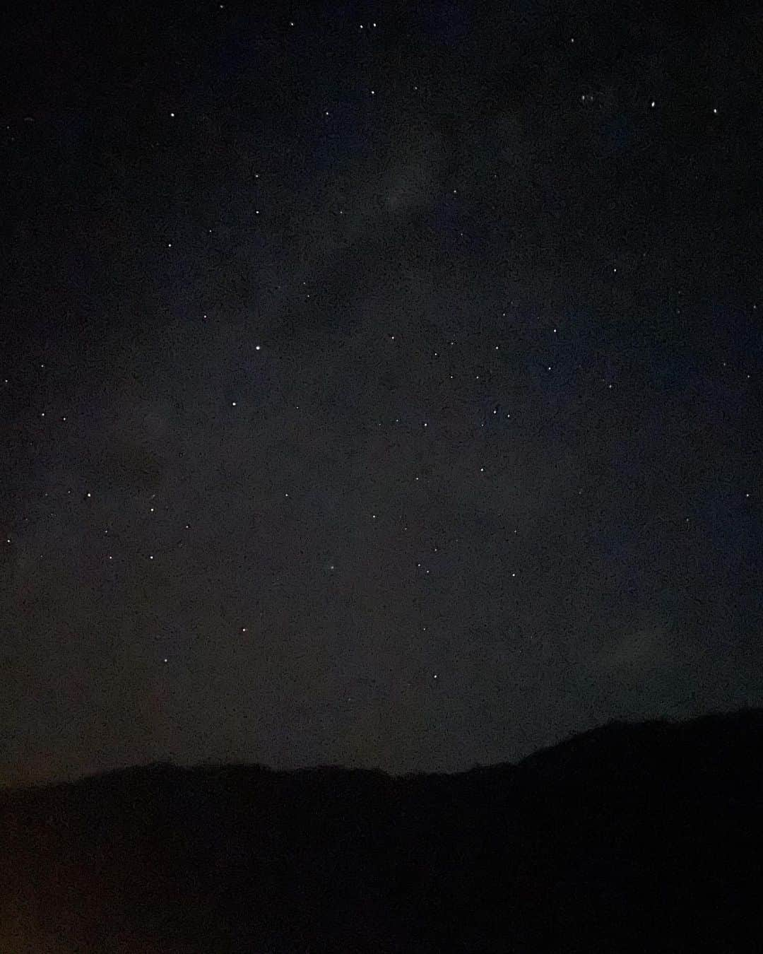 中島早貴さんのインスタグラム写真 - (中島早貴Instagram)「これぞ満点星空🌌 (伝わるかしら？😅🙏🏻)  もう5年前になるのかな？  舞(@mai_hagiwara_22462 )が留学している時に ニュージーランドに遊びにきて その時この星空をみて それはそれは衝撃的だったのをずーっと覚えています。  いろんな場面でこの星空が思い浮かんでた。  今日みて思った。 やっぱり私が見てきた中で いっっっちばん綺麗な星空はここです。  この星空が本当にだいすき！  星が大きく見えて 天の川なんて当たり前で そんな星空が普通にみれちゃう。  ちょ、もっとアピール出来るように 次はちゃんと写真とってくるね！  ニュージーランドの良さが たくさんの人に伝わるといいな🥺  そして私もニュージーランドの素敵な景色をもっとこれから体験します！👍」7月22日 21時54分 - saki__nakajima__uf