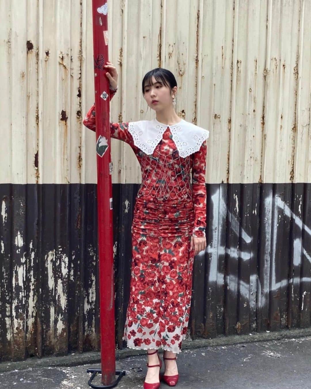 のインスタグラム：「まなみのポスターもステッカーも可愛くて好きです🖇今日は先行上映でした🦖」