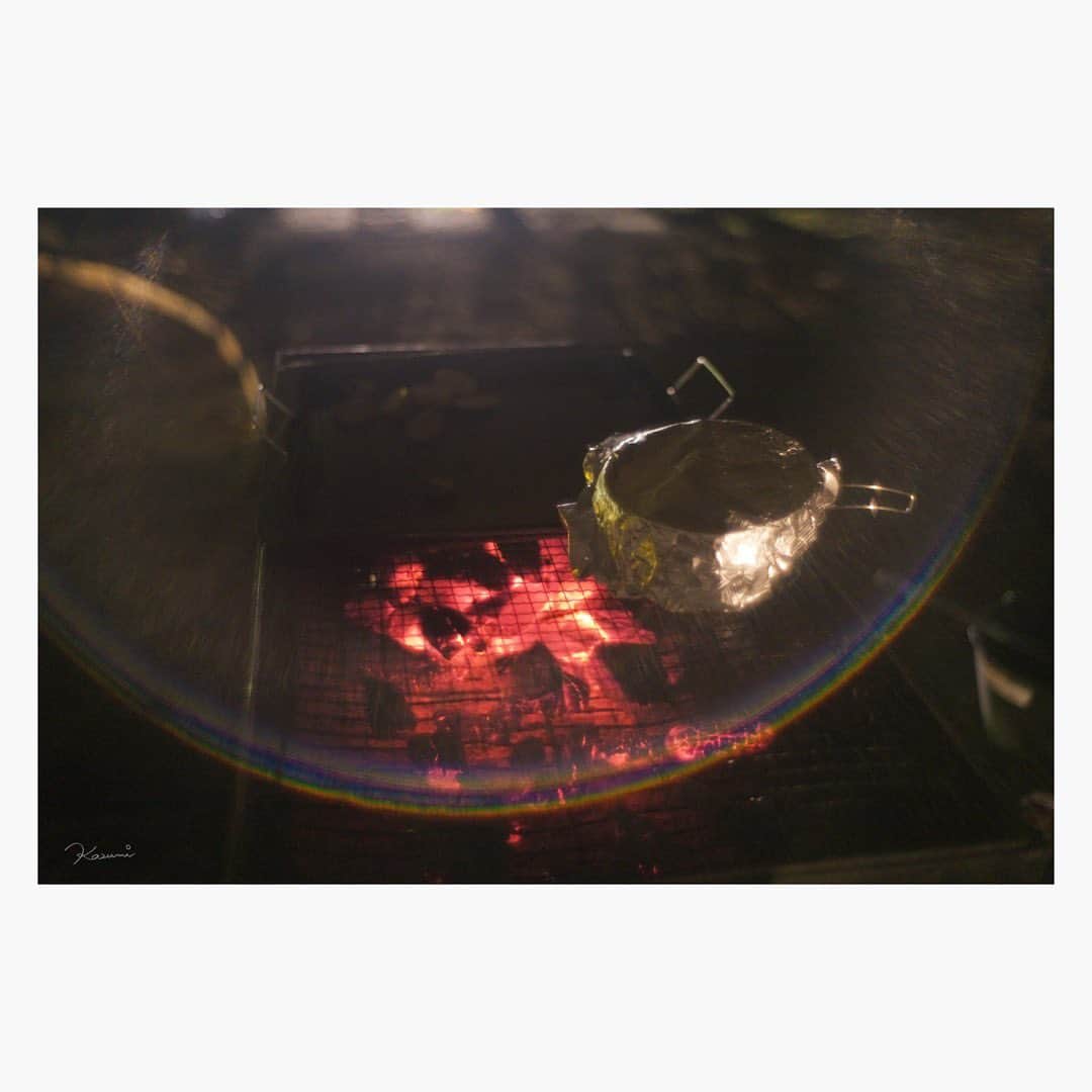 花澄のインスタグラム：「初心者のバーベキュー。 食べるところまで 行きつけてよかった…（笑）  もうダメじゃない？ 部屋にホットプレートあったよ？ とか話しつつ ハンディ扇風機で仰ぎはじめてから 潮目が変わった。 あいつが一番働いた。  Leica M10-P summilux 35mm f1.4 2nd  #leica#leicam10p#summilux#summilux35#summilux35mm2nd#oldlens#オールドレンズ#tokyo#japan#oldlens_tokyo#花澄#kazumiphotography」