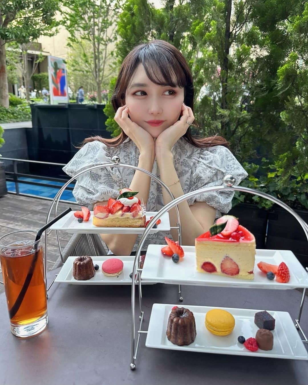 momoのインスタグラム：「. 紀尾井町のラ・プレシューズのテラスでアフヌン🍰量もちょうどよくて美味しかった〜🥰  今月の @raxybeautybox_jp のテーマは 『RAXY女子の爽やかSummer』  @attenir_official アテニアのスキンクリアクレンズオイル @visee_kose viseeのリシェミニバームリップスティック @excelmake excelのイルミクチュールシャドウic02 @andbe_official &beのスムースパウダー @avedajapan AVADAのニュートリプレニッシュオーバーナイトセラム ラネージュのリップスリーピングマスクベリー  ミニサイズもたくさん入っててお出かけが増えたからバッグがいつも小さい私にはとっても嬉しい☺️  . #紀尾井町カフェ#ラプレシューズ#永田町カフェ#赤坂カフェ⁡#アフタヌーンティー#アフヌン#東京アフタヌーンティー#コスメ#メイク#コスメレポ#サブスク#プチプラ #韓国コスメ#美肌#美活#エイジングケア#アンチエイジング#美容#RAXY公式アンバサダー#pr」