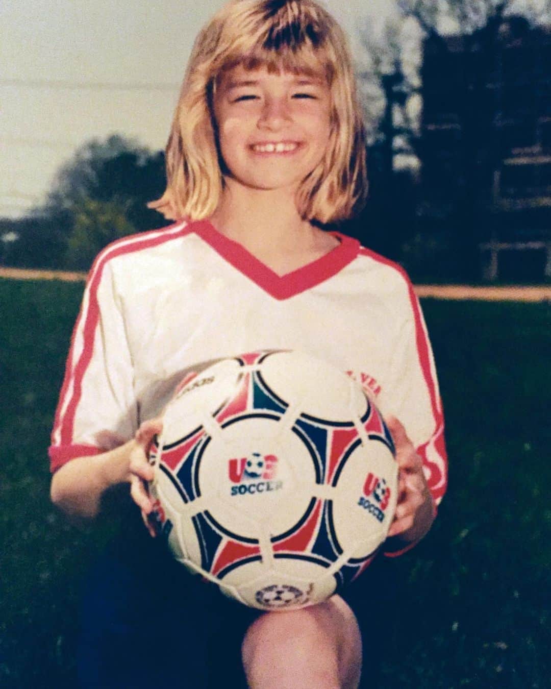 ベス・ベアーズのインスタグラム：「It's that time again... my favorite time ... @uswnt #WorldCup games .... ahhh so happy. This little girl is forever ⚽️their biggest fan!」
