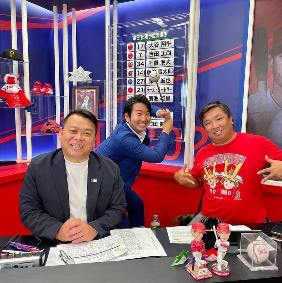 福田太郎さんのインスタグラム写真 - (福田太郎Instagram)「#ABEMAでMLB 大谷翔平選手、投打二刀流の日を 初めて実況することが出来ました😆 愉快な解説のお二人と共に🌭🇺🇸⚾️ ⠀ 今月は夏休みを頂戴して… San Diego, Los Angeles, Seattleと飛び回り✈️ 帰ってきてからは… 高校野球＆MLB実況、NPBオールスターと 夏の訪れを実感する、充実の日々です☀️ ⠀ 皆さんは、いかがお過ごしですか？ 夏バテ知らずの、楽しい夏になりますように🌻 ⠀ Welcome to the show! #大谷翔平 選手 #二刀流DAY 今季8勝目 #AKI猪瀬 さん 昨季のタカさんロケin LA以来😇 #里崎智也 さん いつもありがとうございます🥳 #ABEMA #メジャーリーグ @mlbjapan  #福田太郎 明日から再び高校野球＆ファイターズ！」7月22日 21時58分 - htb_tarofukuda