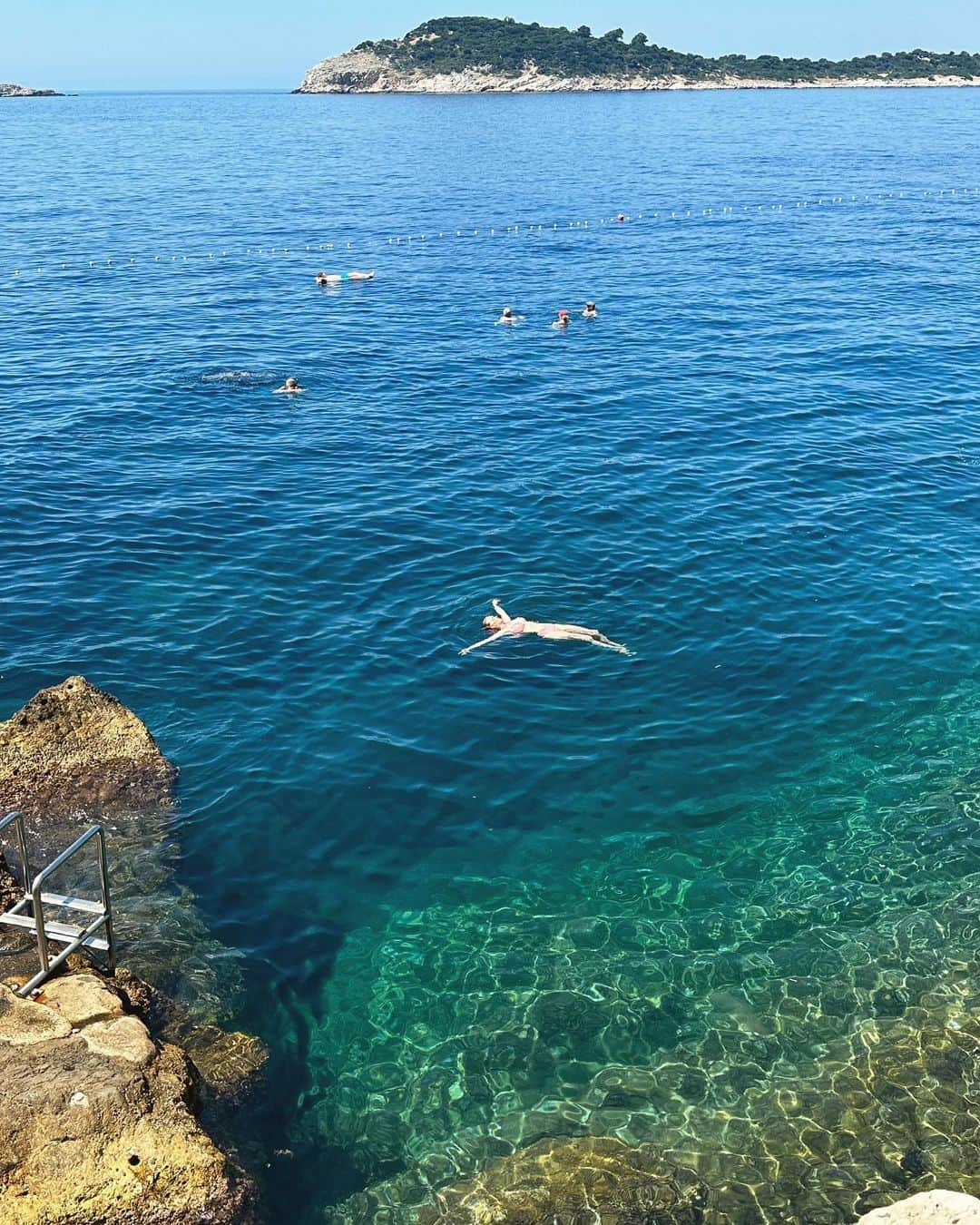 リンジー・エリンソンさんのインスタグラム写真 - (リンジー・エリンソンInstagram)「Taking a dip in the Adriatic 📸🤍✨」7月22日 21時58分 - lindsellingson