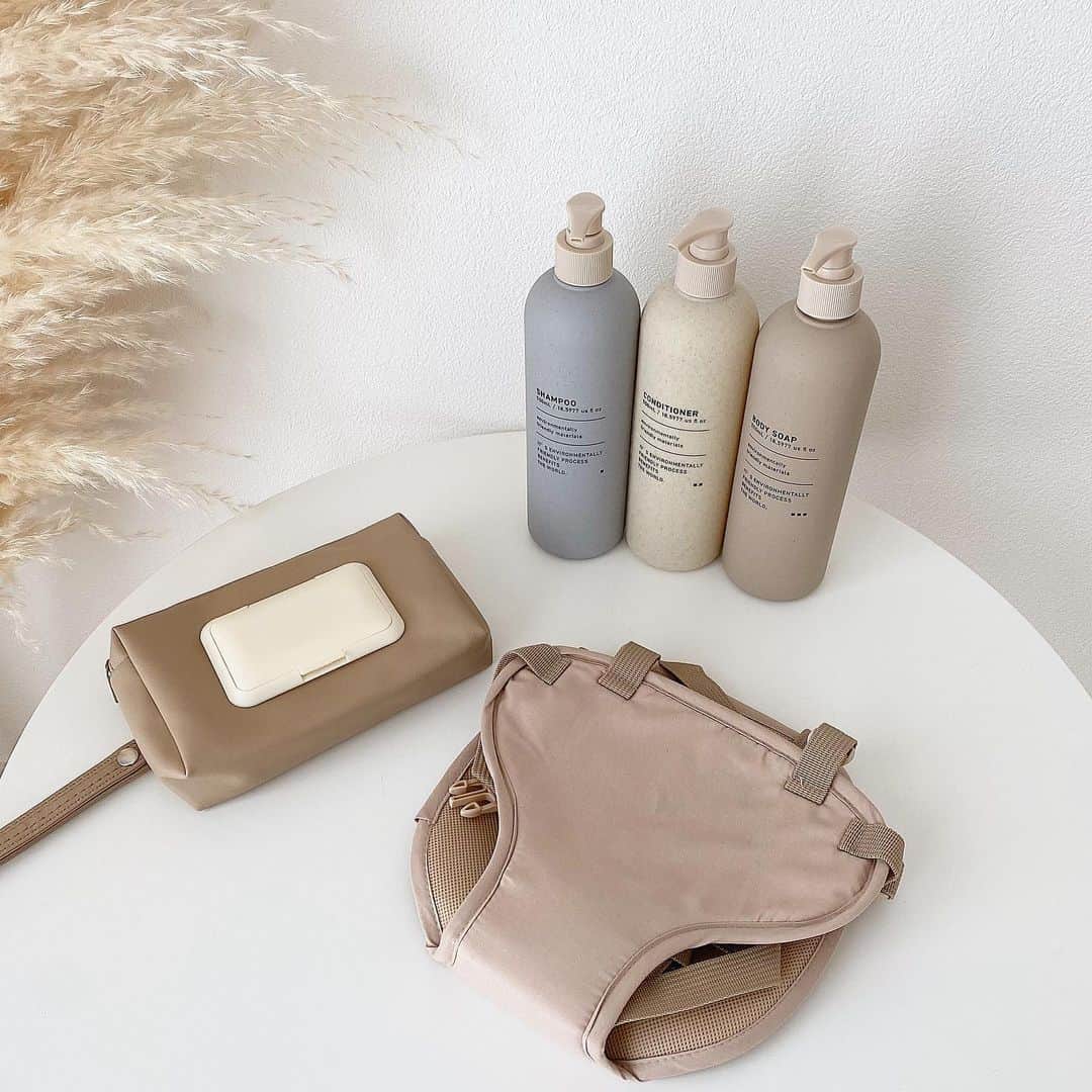 haruのインスタグラム：「ㅤㅤㅤㅤㅤㅤㅤㅤㅤㅤㅤㅤㅤ ㅤㅤㅤㅤㅤㅤㅤㅤㅤㅤㅤㅤㅤ #3coins購入品 ♡  ☑︎ おしりふきポーチ ¥330 ☑︎ チェアベルト ¥550 ☑︎ ECOディスペンサー  各¥330  ㅤㅤㅤㅤㅤㅤㅤㅤㅤㅤㅤㅤㅤ 新しく出たベビーアイテム？が どれも可愛すぎて衝動買いしかけたけど 持ってる物もあるしこの２つにしました🤍  でも圧縮おむつポーチはまだ悩み中🤔 実際使ってる方いたら使い心地教えてください🙇🏻‍♀️💕  おしりふきポーチもチェアベルトも 使いやすくて買ってよかった☺️✨ ㅤㅤㅤㅤㅤㅤㅤㅤㅤㅤㅤㅤㅤ ディスペンサーは買う予定なかったけど 店頭にディスプレイされてるのみて思わず🤣笑 お風呂場がお洒落になった〜🤭💓笑  #スリーコインズ #スリーコインズ購入品 #3coins #インテリア #ベビーアイテム」