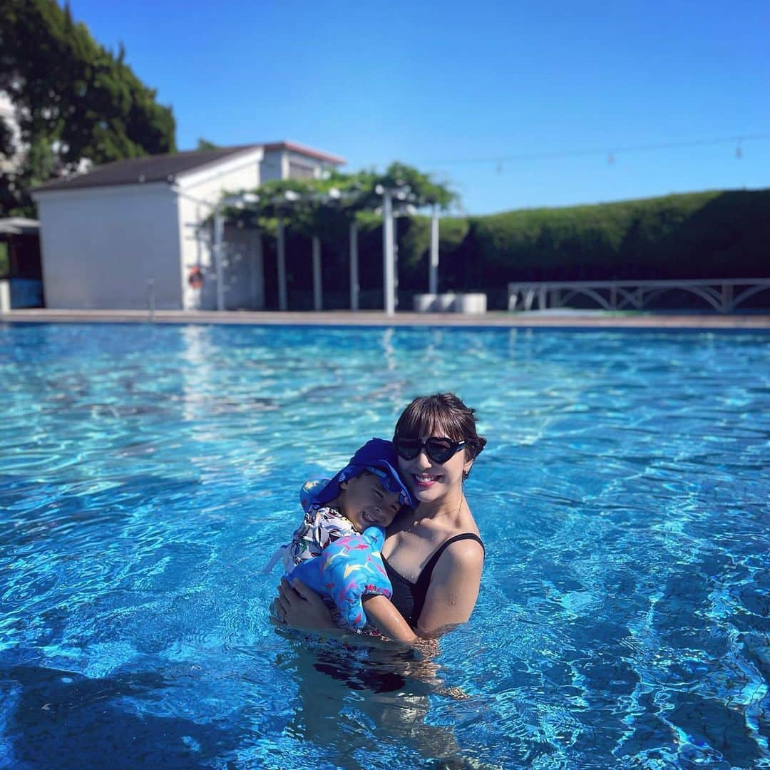 小川ひとみさんのインスタグラム写真 - (小川ひとみInstagram)「👦👶👶 4歳の息子のお稽古やPoolに付き添ってくれる娘達✨ お外に出かけたほうが刺激的で楽しいね💓 #saturday #twins #3months」7月22日 21時59分 - hitomy220