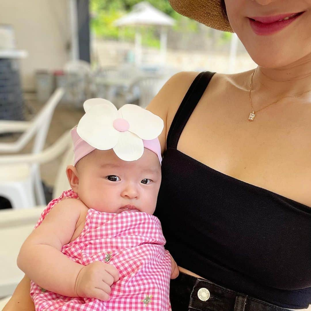 小川ひとみさんのインスタグラム写真 - (小川ひとみInstagram)「👦👶👶 4歳の息子のお稽古やPoolに付き添ってくれる娘達✨ お外に出かけたほうが刺激的で楽しいね💓 #saturday #twins #3months」7月22日 21時59分 - hitomy220