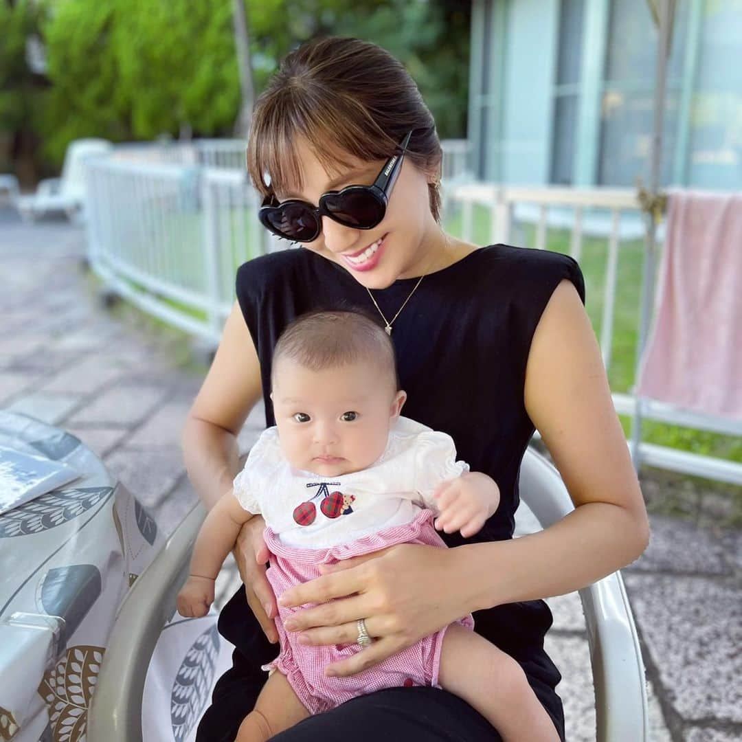 小川ひとみさんのインスタグラム写真 - (小川ひとみInstagram)「👦👶👶 4歳の息子のお稽古やPoolに付き添ってくれる娘達✨ お外に出かけたほうが刺激的で楽しいね💓 #saturday #twins #3months」7月22日 21時59分 - hitomy220