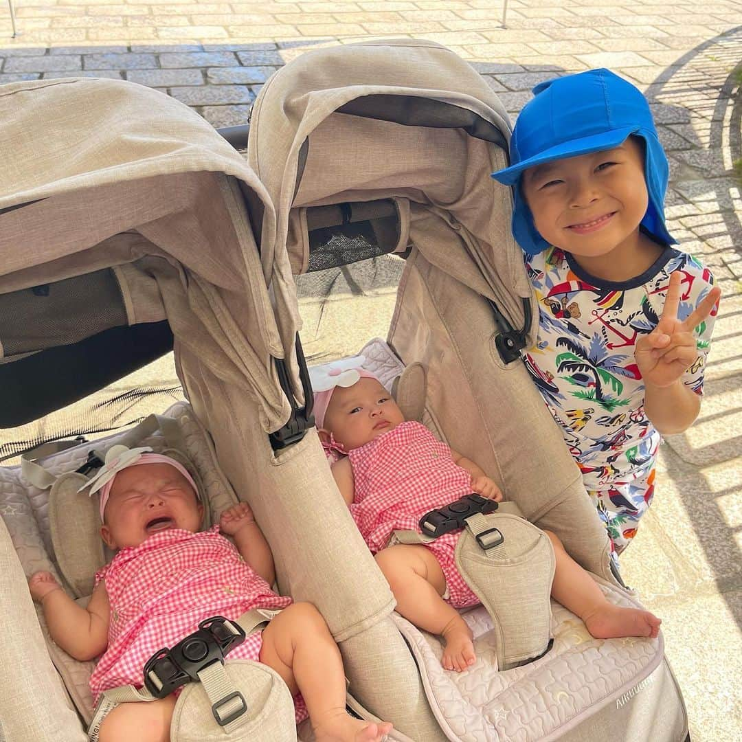 小川ひとみさんのインスタグラム写真 - (小川ひとみInstagram)「👦👶👶 4歳の息子のお稽古やPoolに付き添ってくれる娘達✨ お外に出かけたほうが刺激的で楽しいね💓 #saturday #twins #3months」7月22日 21時59分 - hitomy220