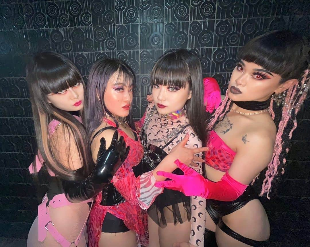 新野彩乃さんのインスタグラム写真 - (新野彩乃Instagram)「. 💖🖤Aiga × Twins🖤💖  地球揺らしました☺︎  エロフリとvogueの融合、超新鮮でつよつよ🌈🦪🫧 Aigaの世界観に溶け込んでTwinsバイブスでお祭り、という最強空間✌︎  ジャンルは違えど一緒に名古屋盛り上げてる大好きAigaとのコラボは幸すぎました🫶ありがとう💖  そして各イベント関係者様 足を運んでくれたらぶりーなトモダチ ありがとうございました🙏 . . . . #vogue #voguer #dancer #stagecostume #art #makeup #japanesegirl #eroticfreestyle #nagoya #AigaTwins」7月22日 22時00分 - uare_ayn73