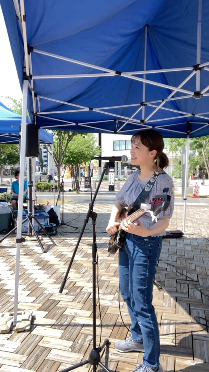 OKAPYのインスタグラム：「. 改めまして！楽都・まつもとライブ 有難うございました🥹🙏 駅前でのライブは昨年ぶり！ 今日出演されてたSeikoさんとは、 なんと6年ぶり🥹♥️ 続けてたからこそ再会出来た事が嬉しく感じました。  暑い中見て一緒に手を上げてくれて 手拍子してくれたお客様！！！！！！ 何よりスタッフ様！ 本当に有難うございました🥲🙏✨  あ、この曲はMOTTO GO FUNK!!です！ 駅の電光掲示板見たら気温36度でした！  松本は、次は9/3ワンマンライブです！ ご予約半分ほど埋まってます🥲🙏♥️ ぜひまだまだご予約待ってます😆🌼  そして改めて告知しますが 8/18（金）に長野駅前でもライブ決まりました！ ぜひ遊び来てくださいませ😍🌼」